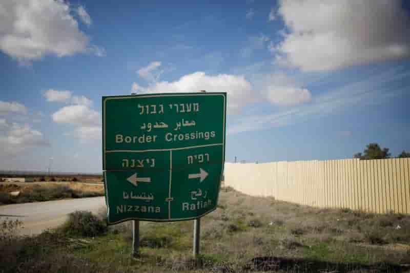 Israel ferme le point de passage de kerem shalom a la limite avec gaza