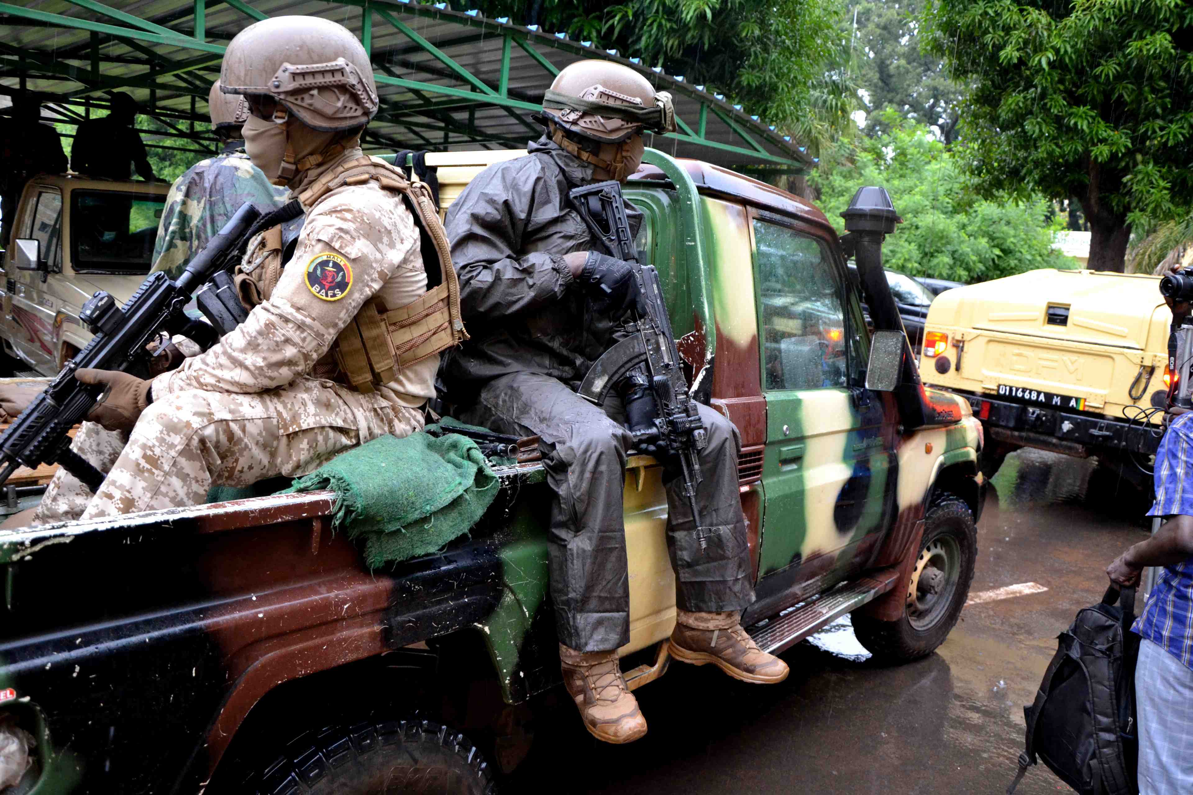L'ue suspend sa formation des forces armees au mali