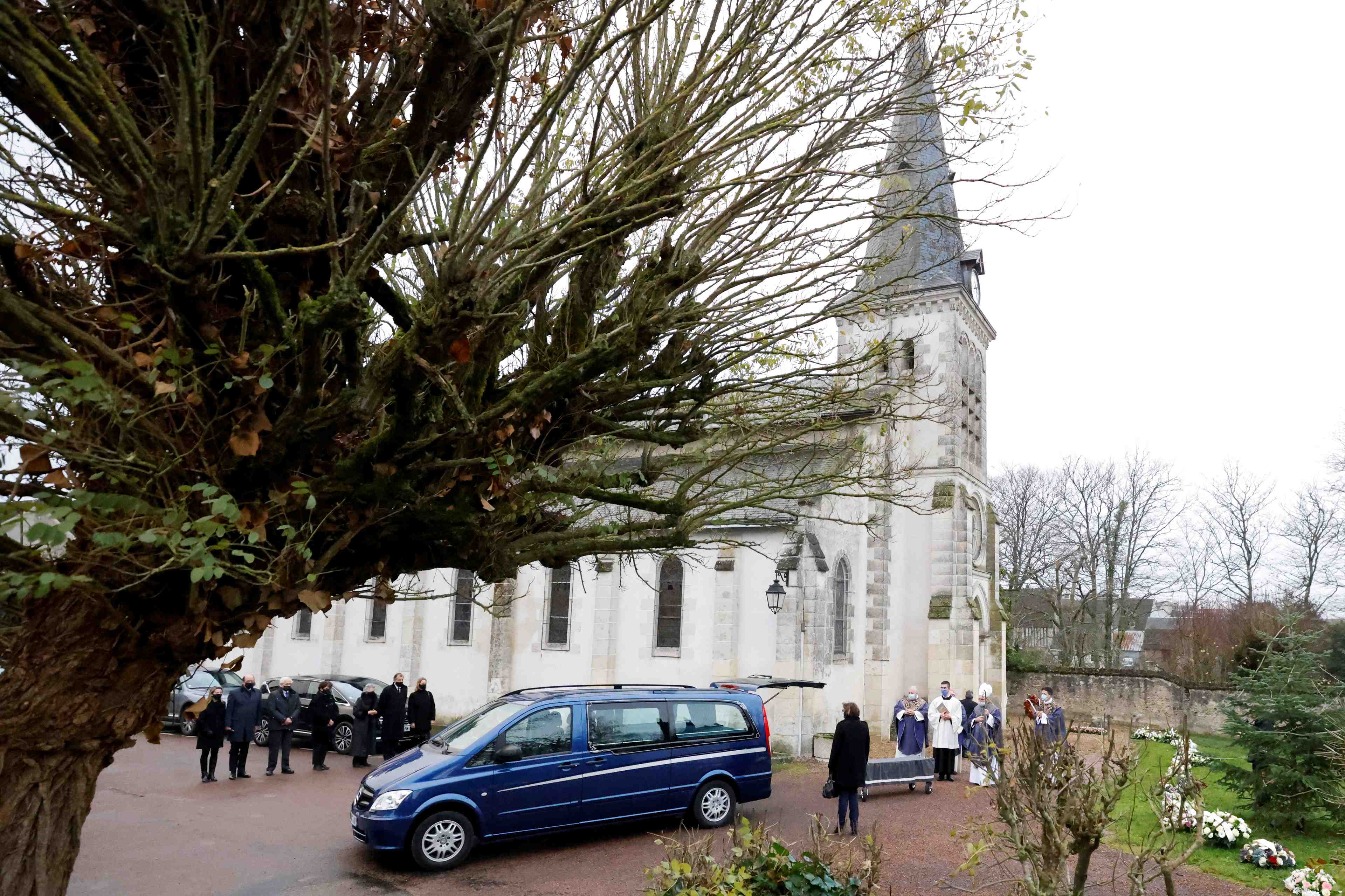 France: giscard a ete inhume a authon, dans l'intimite familiale