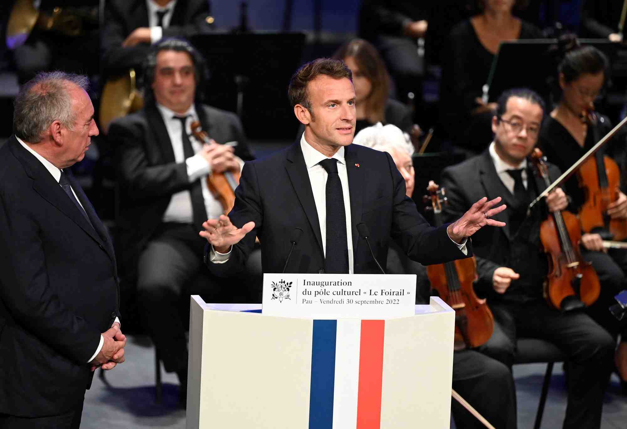 Le president francais emmanuel macron prononce un discours lors d'une visite a pau