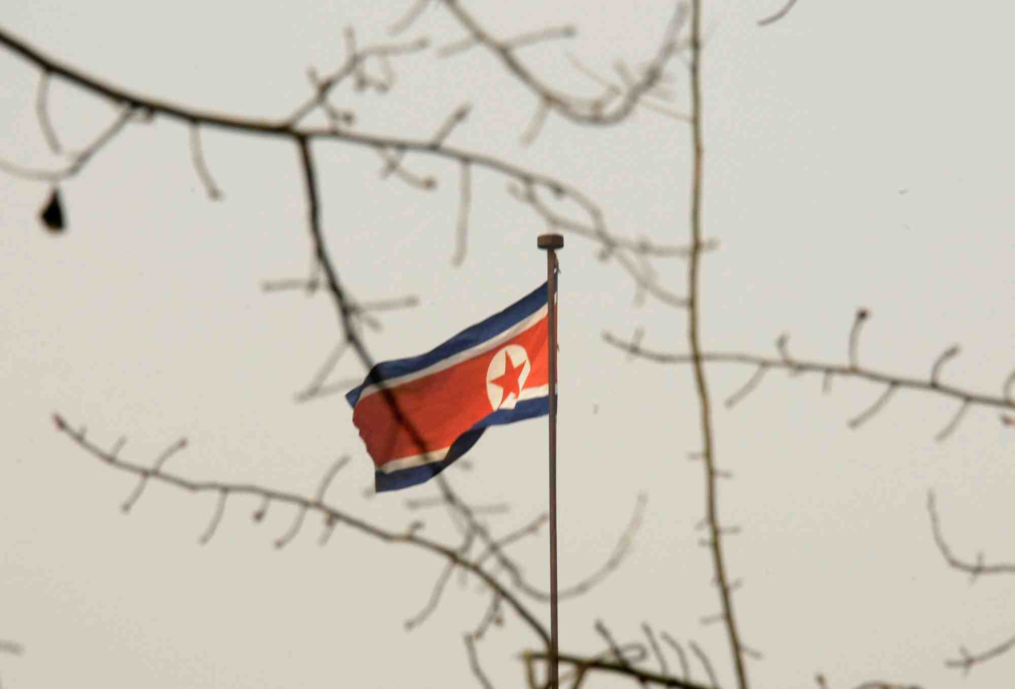 Un drapeau nord-coreen flotte au-dessus de l'ambassade de coree du nord a pekin