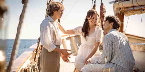 Fernand de Morcerf (Bastien Bouillon), Mercédès Herrera (Anaïs Demoustier) et Edmond Dantès avant son retour vengeur en comte de Monte-Cristo (Pierre Niney).