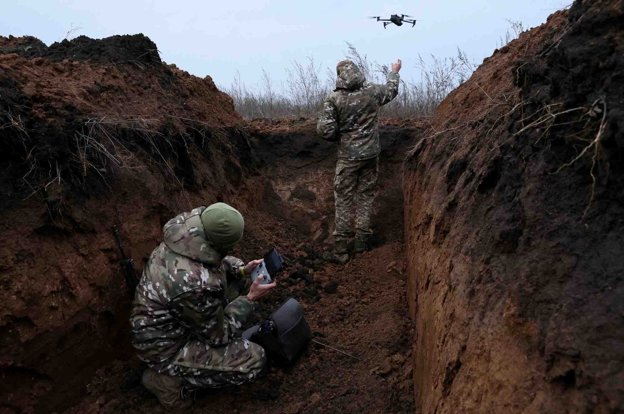 Photo d'archives : des soldats ukrainiens pilotent un drone pres de bakhmut