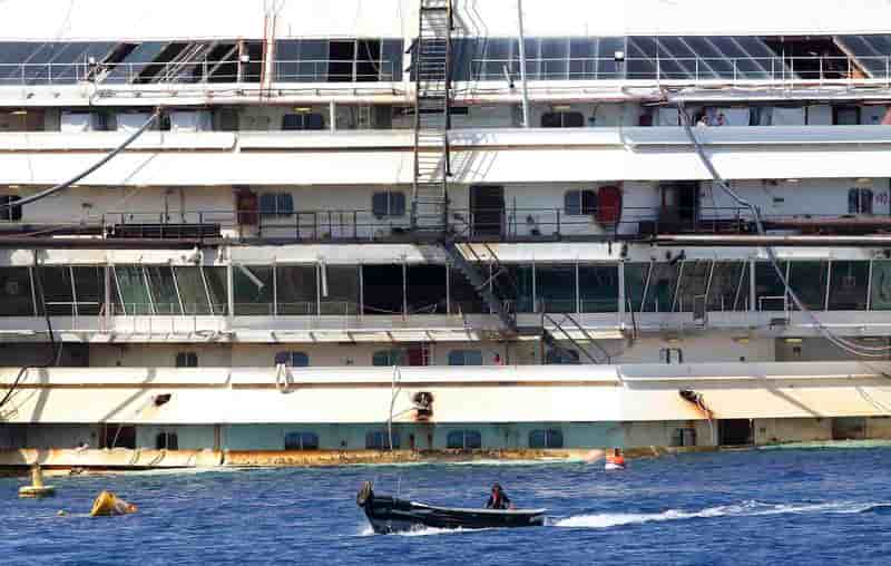 Début des opérations de remise à flot du Costa Concordia