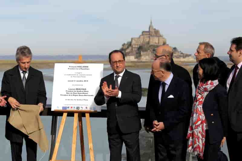 Francois hollande inaugure le barrage de couesnon au mont-saint-michel