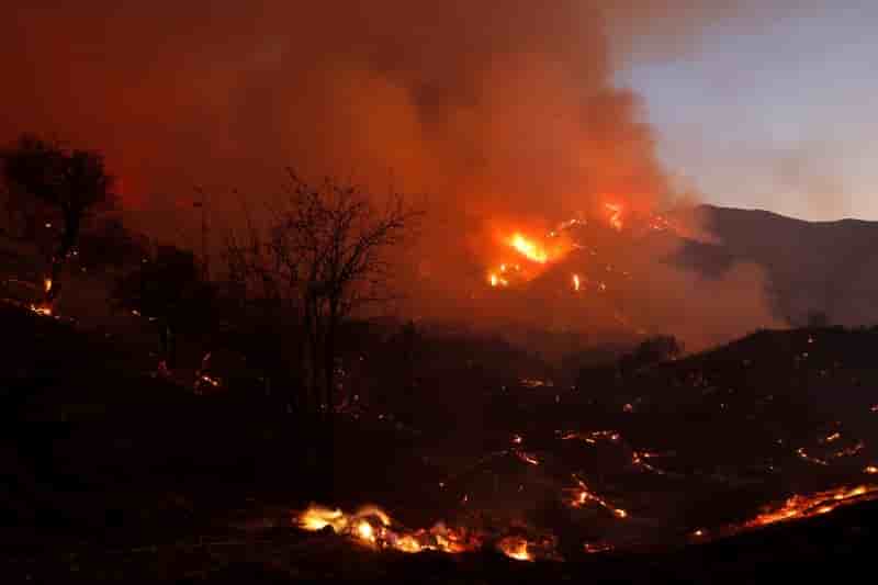 Plus de 1.600 pompiers en lutte contre le feu pres de los angeles