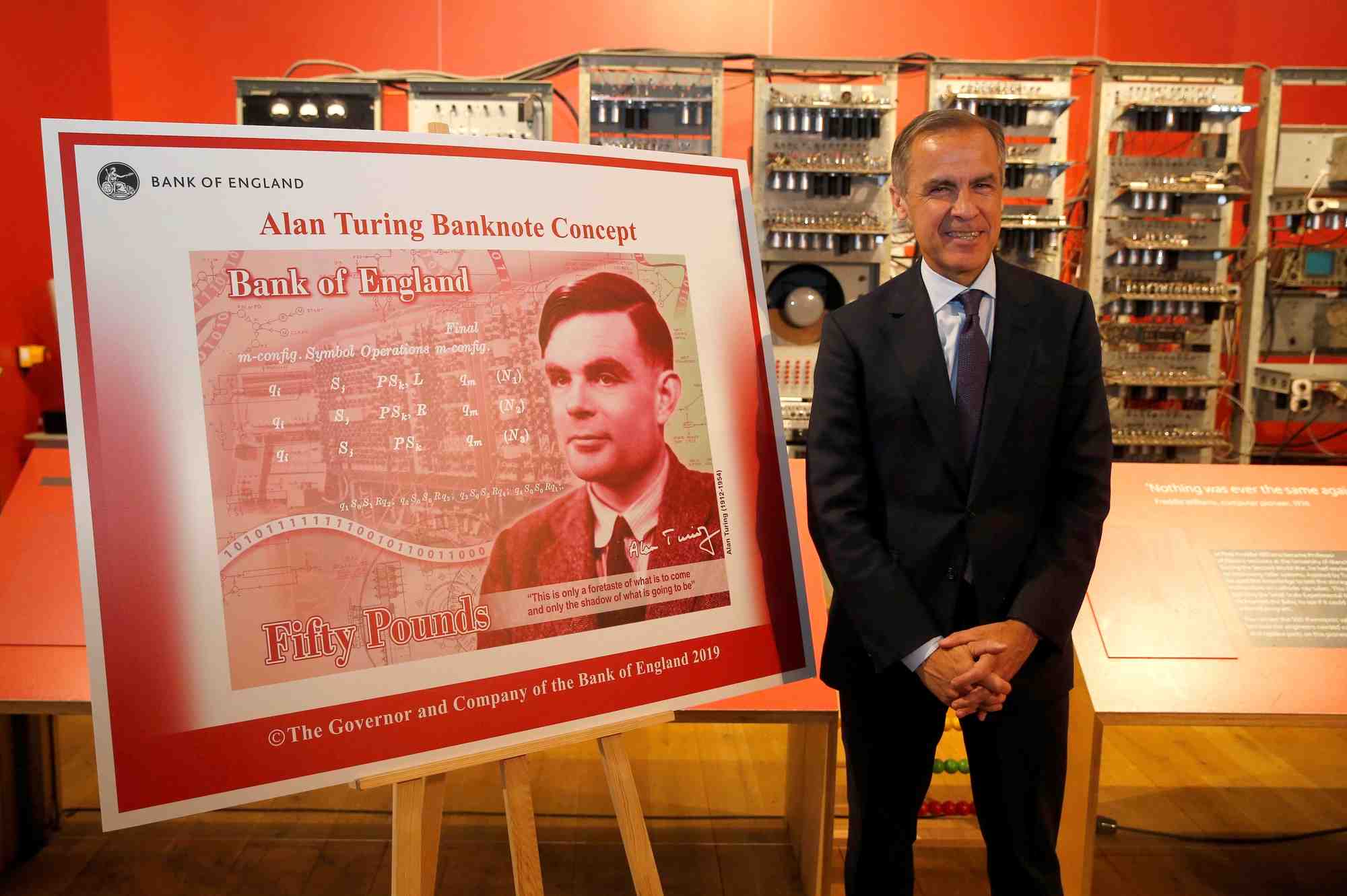 Mark Carney, le gouverneur de la Banque d'Angleterre, devant le nouveau billet de 50 livres sterling, mettant à l'honneur le grand mathématicien britannique Alan Turing.