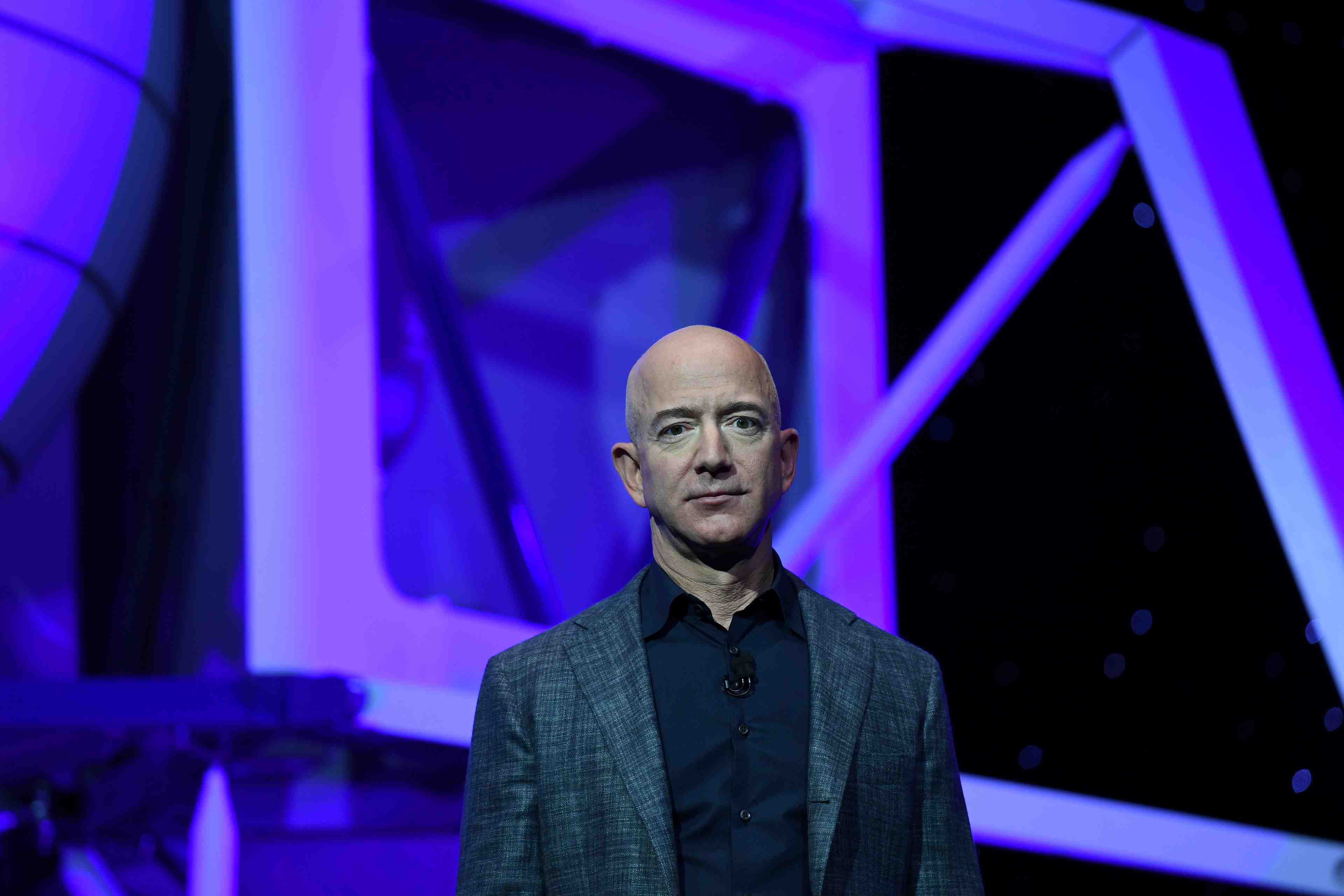 Bezos vend des parts d'amazon pour une valeur de 1,9 milliard de dollars