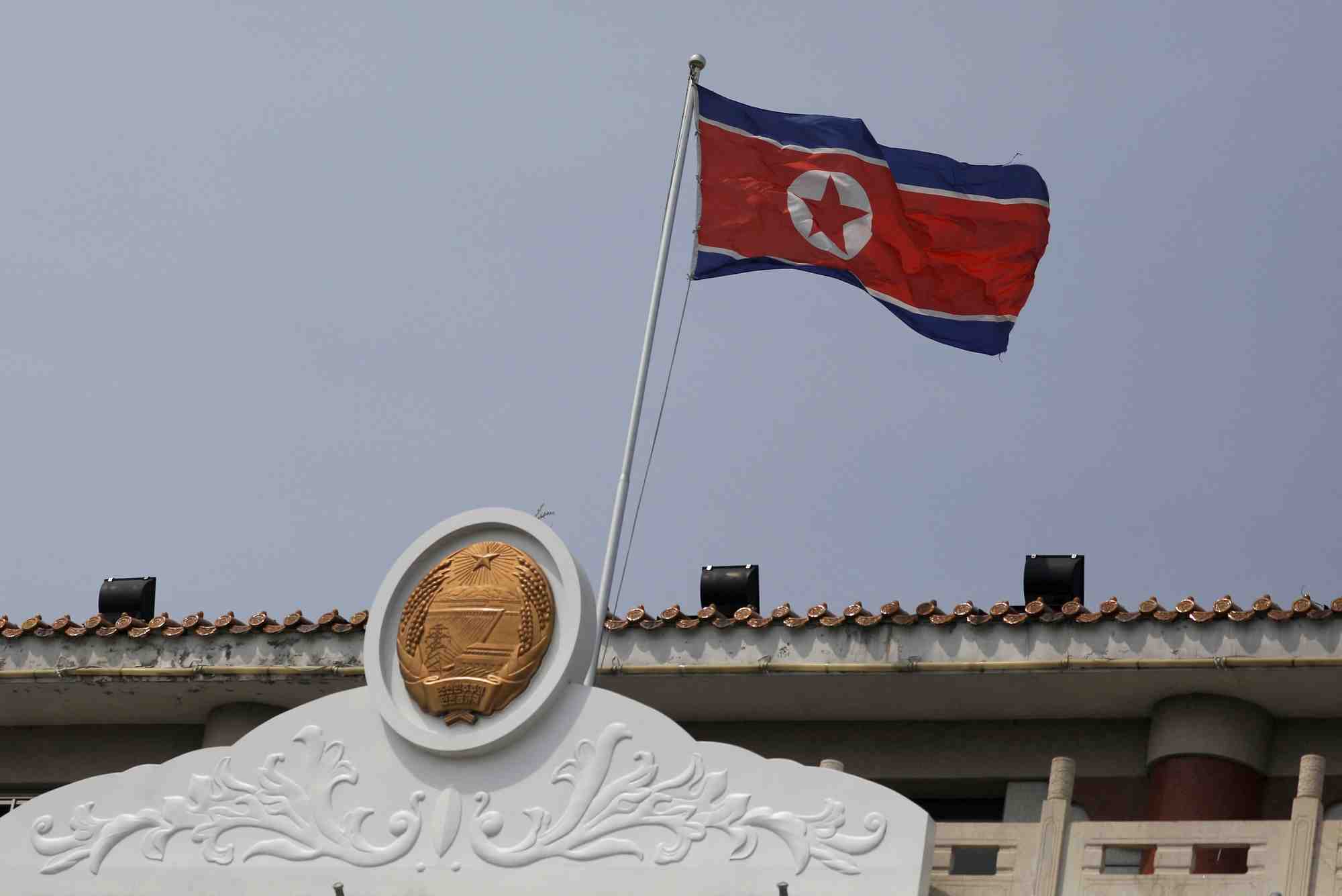 Drapeau de la coree du nord sur son consulat chinois