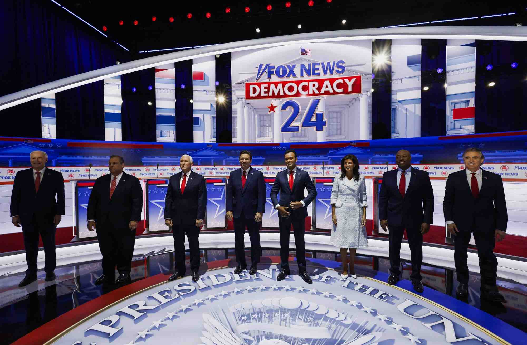 Photo des candidats qui participent au premier debat de la primaire republicaine aux etats-unis