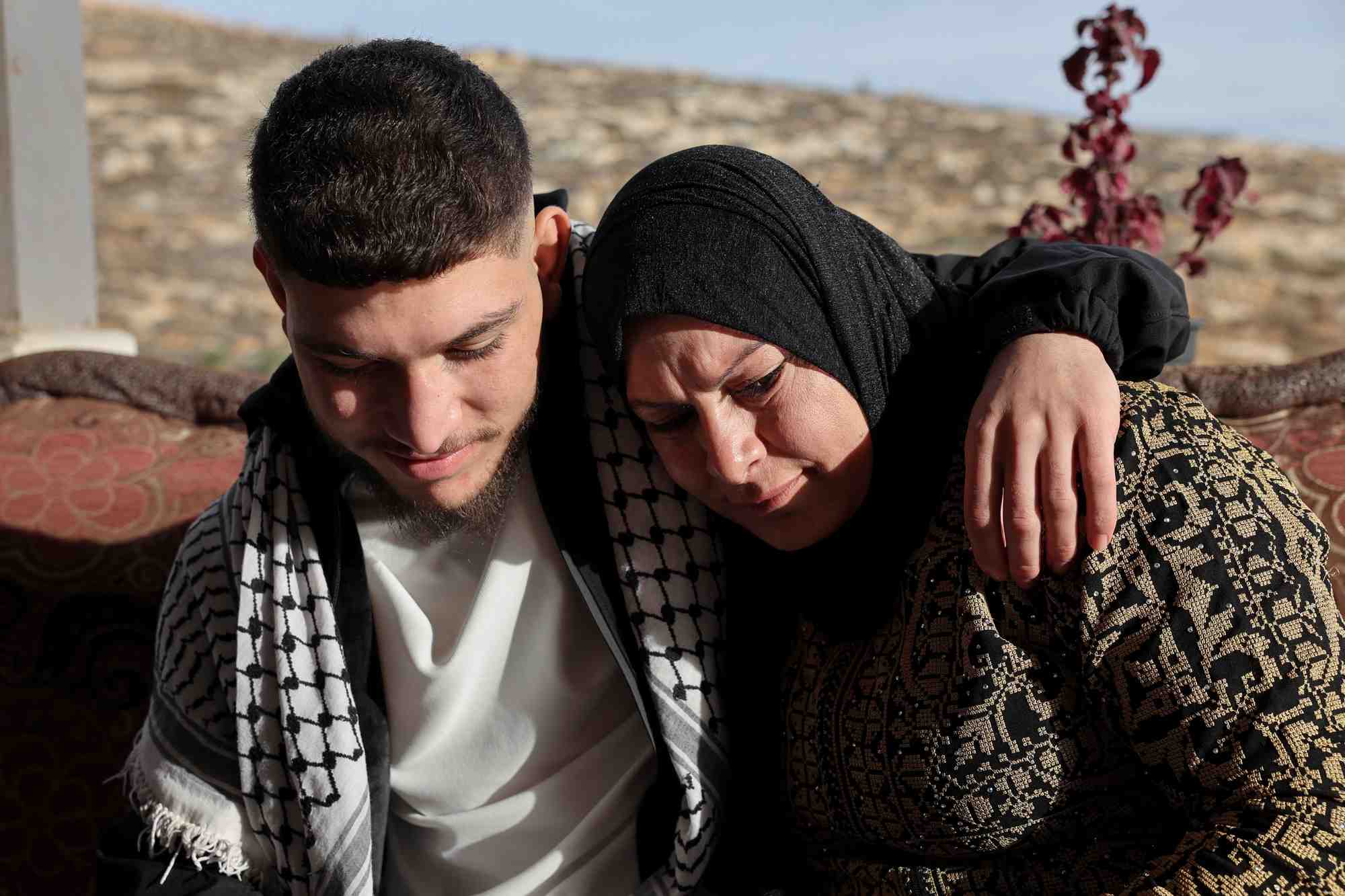 Le prisonnier palestinien libere qusai taqatqa embrasse sa mere pres de sa maison