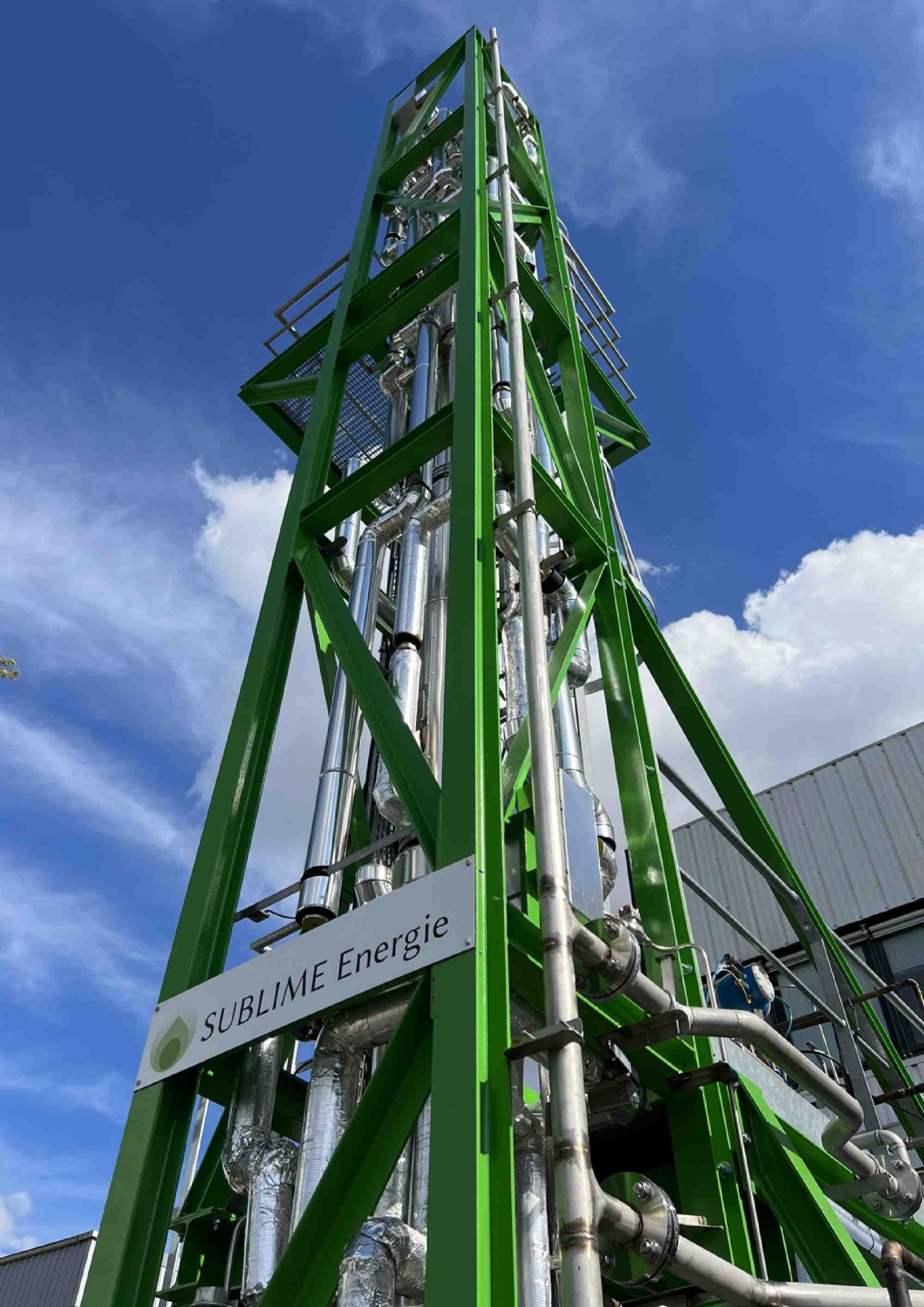 Une levée de fonds de 11,5 millions d'euros va permettre à l’entreprise Sublime Energie de financer la fabrication et l’installation d’un démonstrateur capable de liquéfier le biogaz et produire du carburant bas carbone. Il sera installé dès 2025 au sein de Gazéa, une société exploitant un méthaniseur agricole.