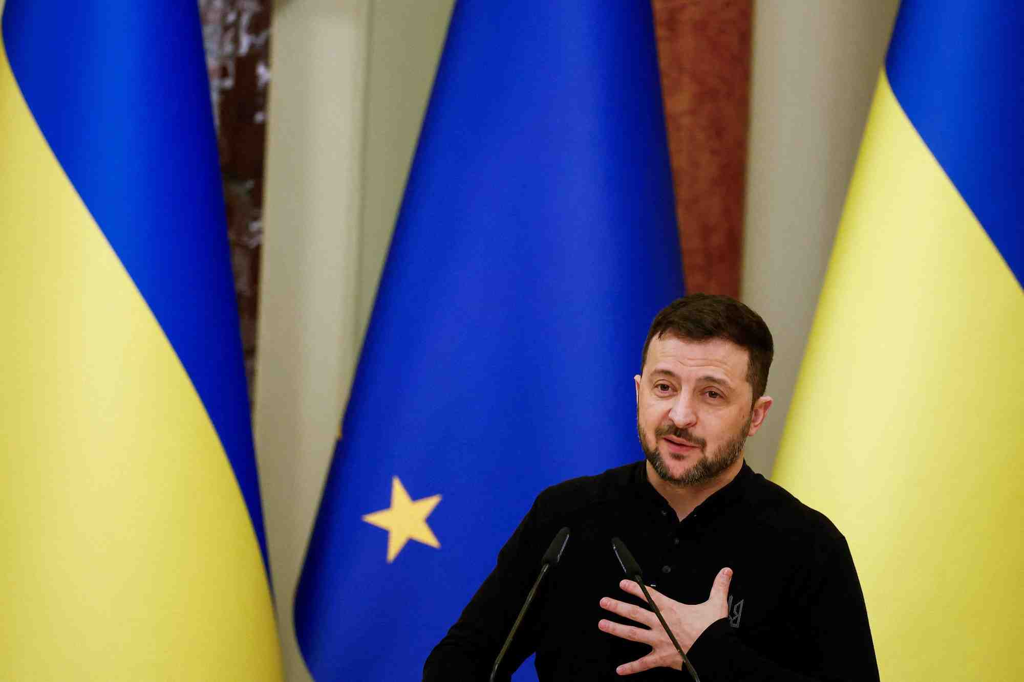 Volodimir zelensky assiste lors d'une conference de presse a kyiv, en ukraine