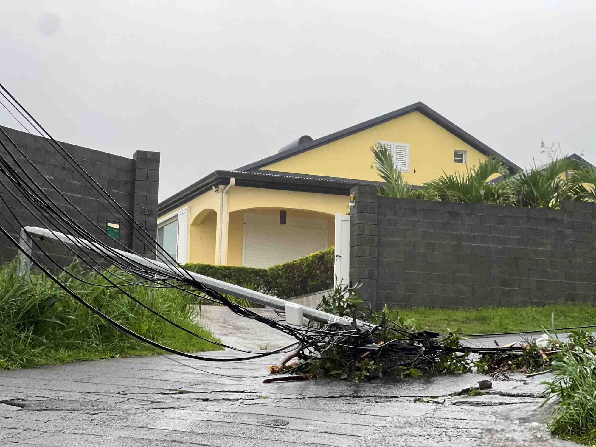 Selon les derniers chiffres de la préfecture de La Réunion, 20 000 foyers sont toujours privés d’électricité.