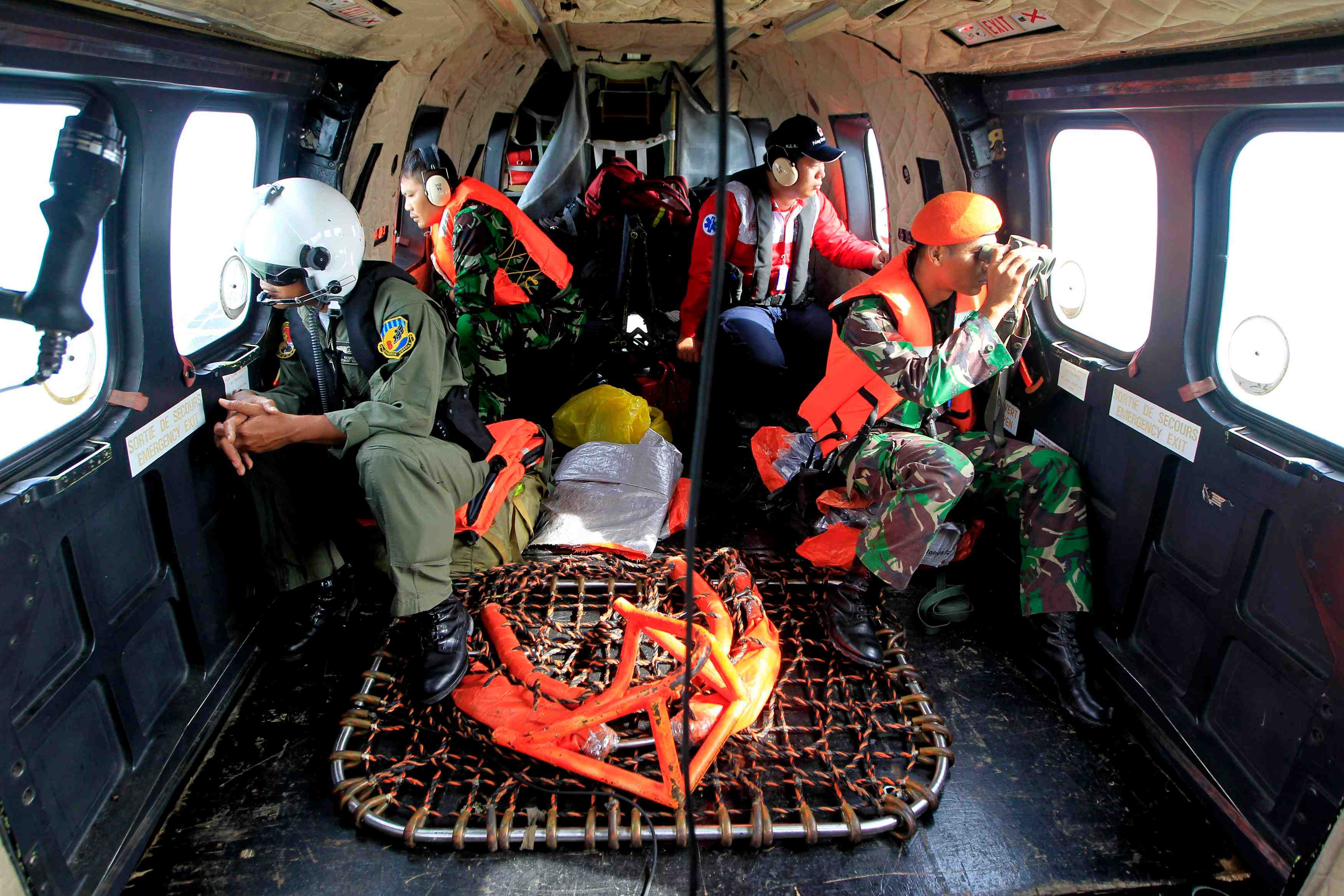 Le mauvais temps gene les recherches de l'avion d'airasia