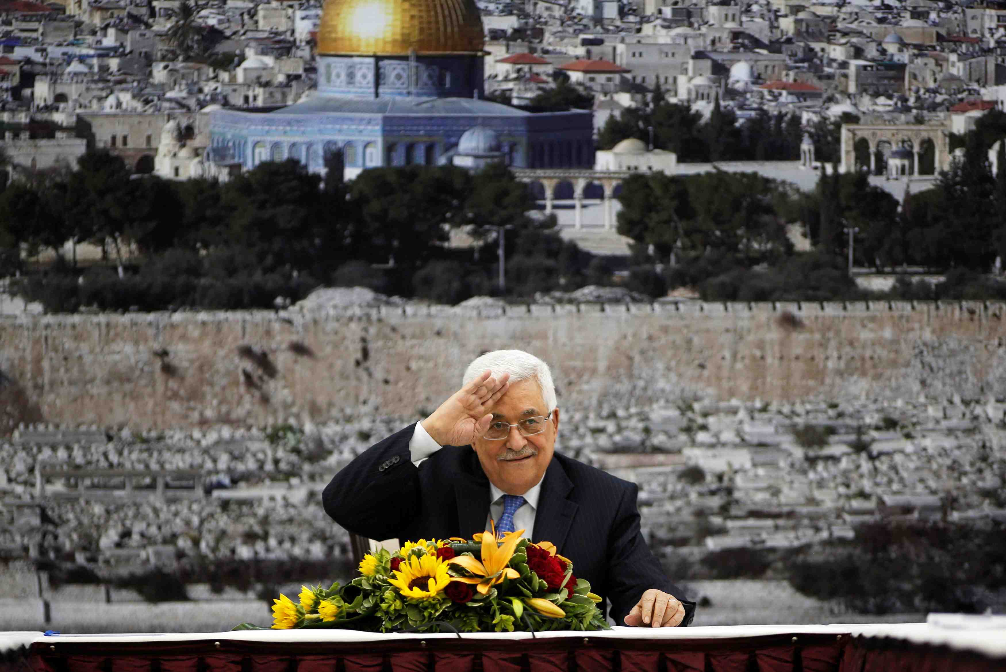 Mahmoud abbas reelu president du comite executif de l'olp