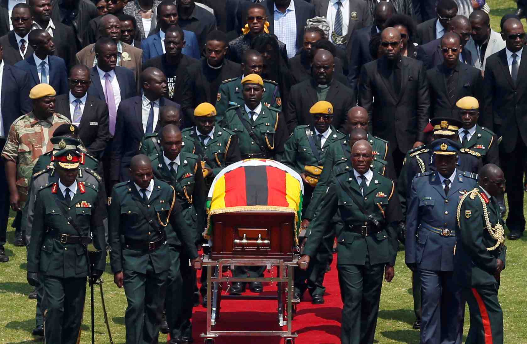 Zimbabweens et dirigeants etrangers rendent hommage a mugabe