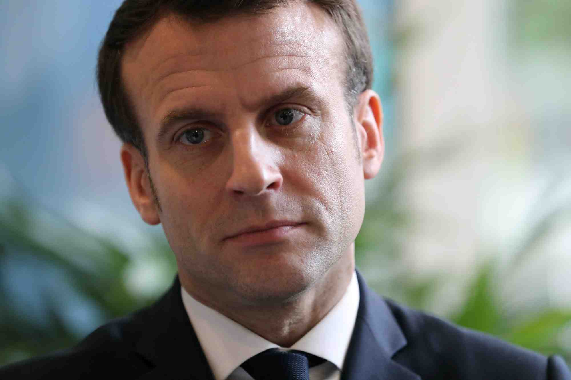 Coronavirus: macron limite les deplacements, suspend ses reformes