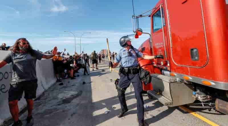 Usa: une citerne roule vers la foule sur une autoroute de minneapolis