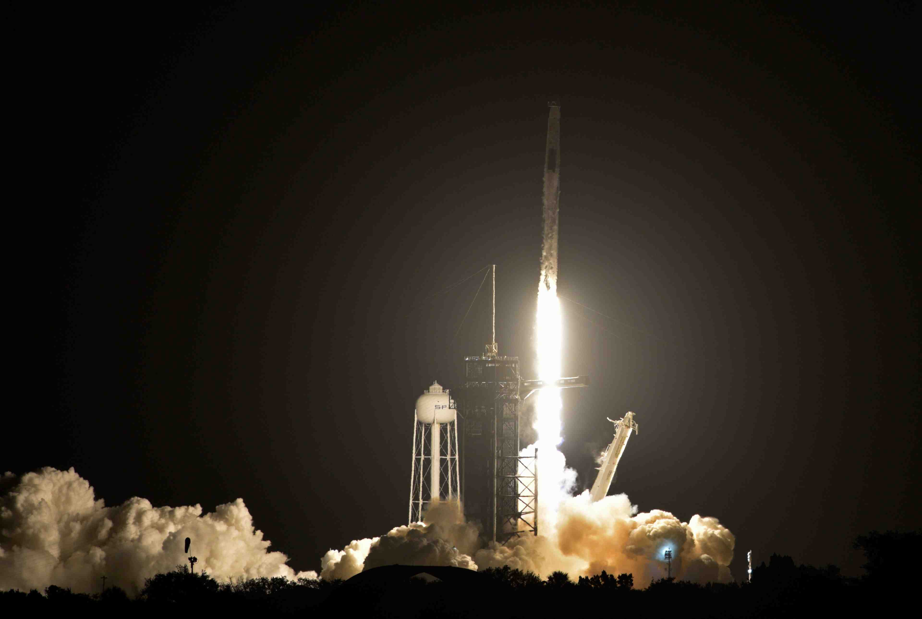 Decollage de la fusee spacex pour la mission crew-2 de la nasa