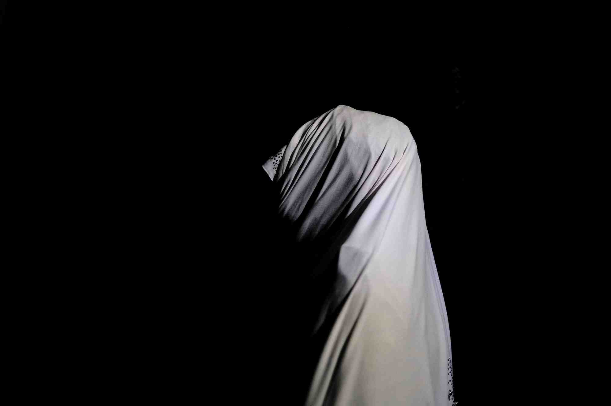 Une femme nigeriane pose pour un portrait dans un lieu tenu secret au nigeria