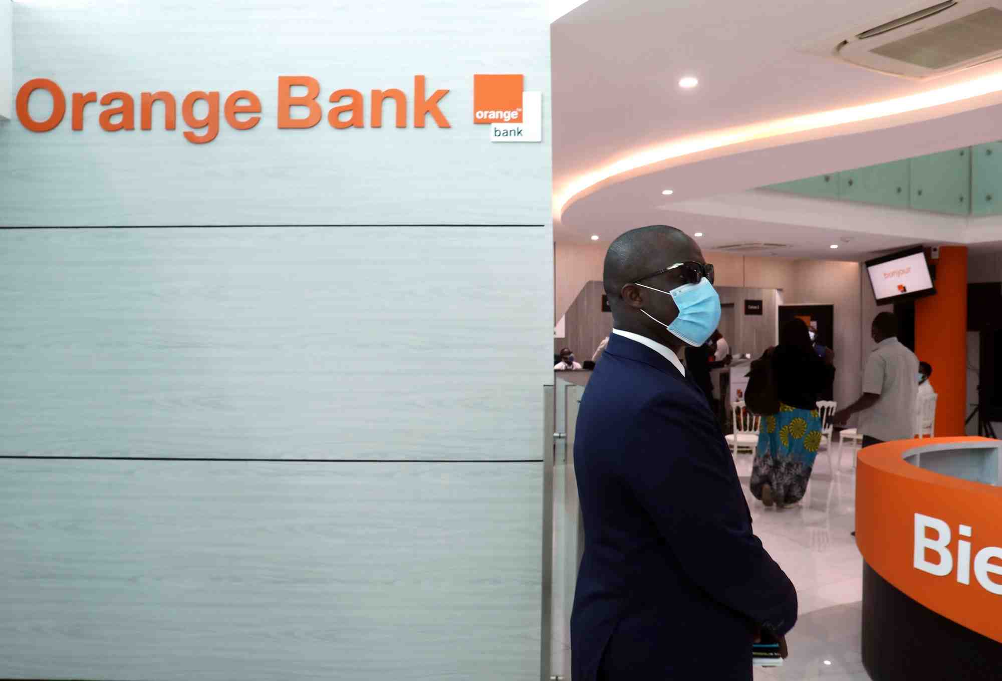 Un homme se tient a l'interieur du premier batiment des services orange bank de l'operateur mobile francais orange a abidjan