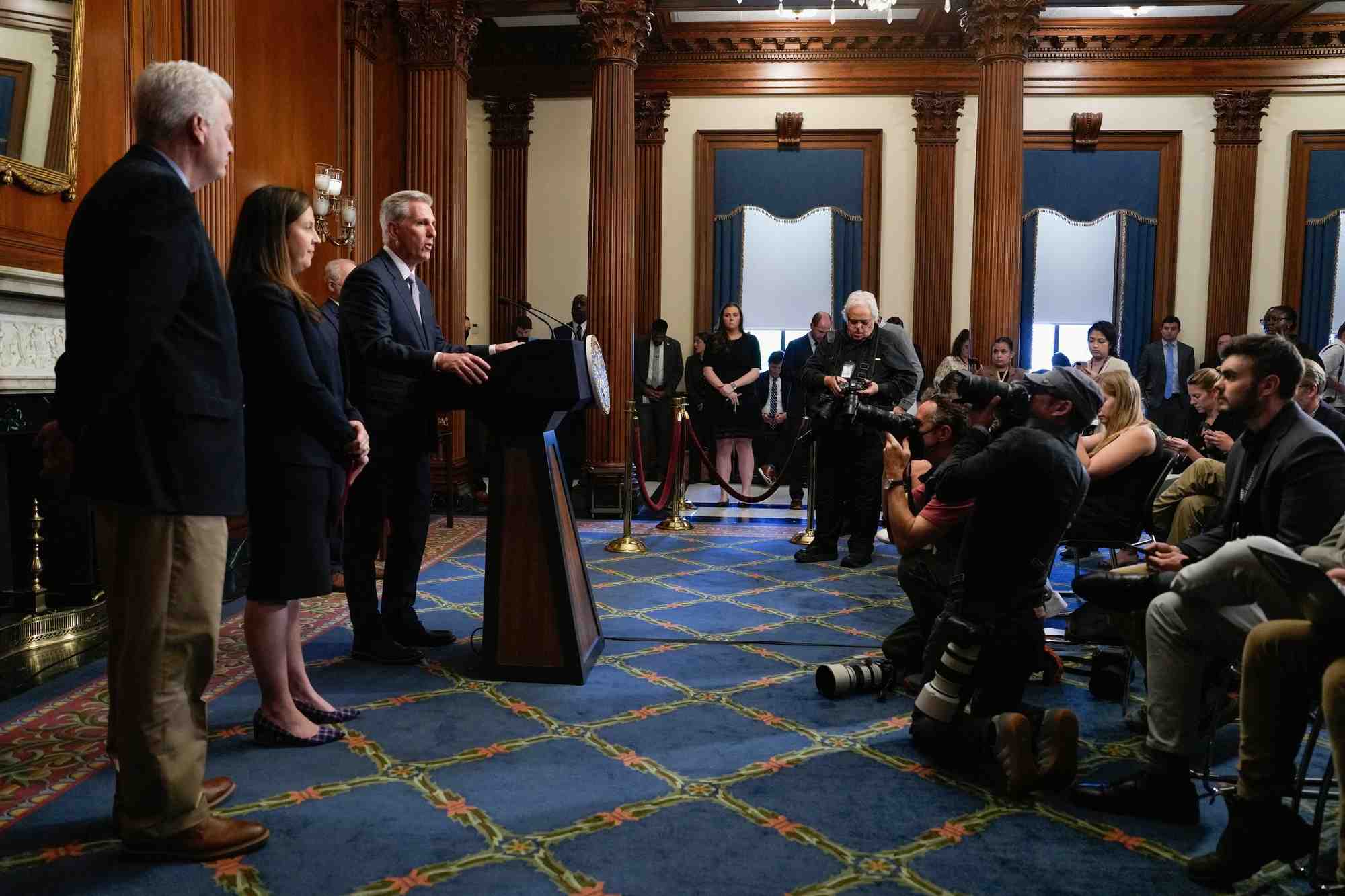 Le president de la chambre des representants, kevin mccarthy, s'adresse aux journalistes au capitole