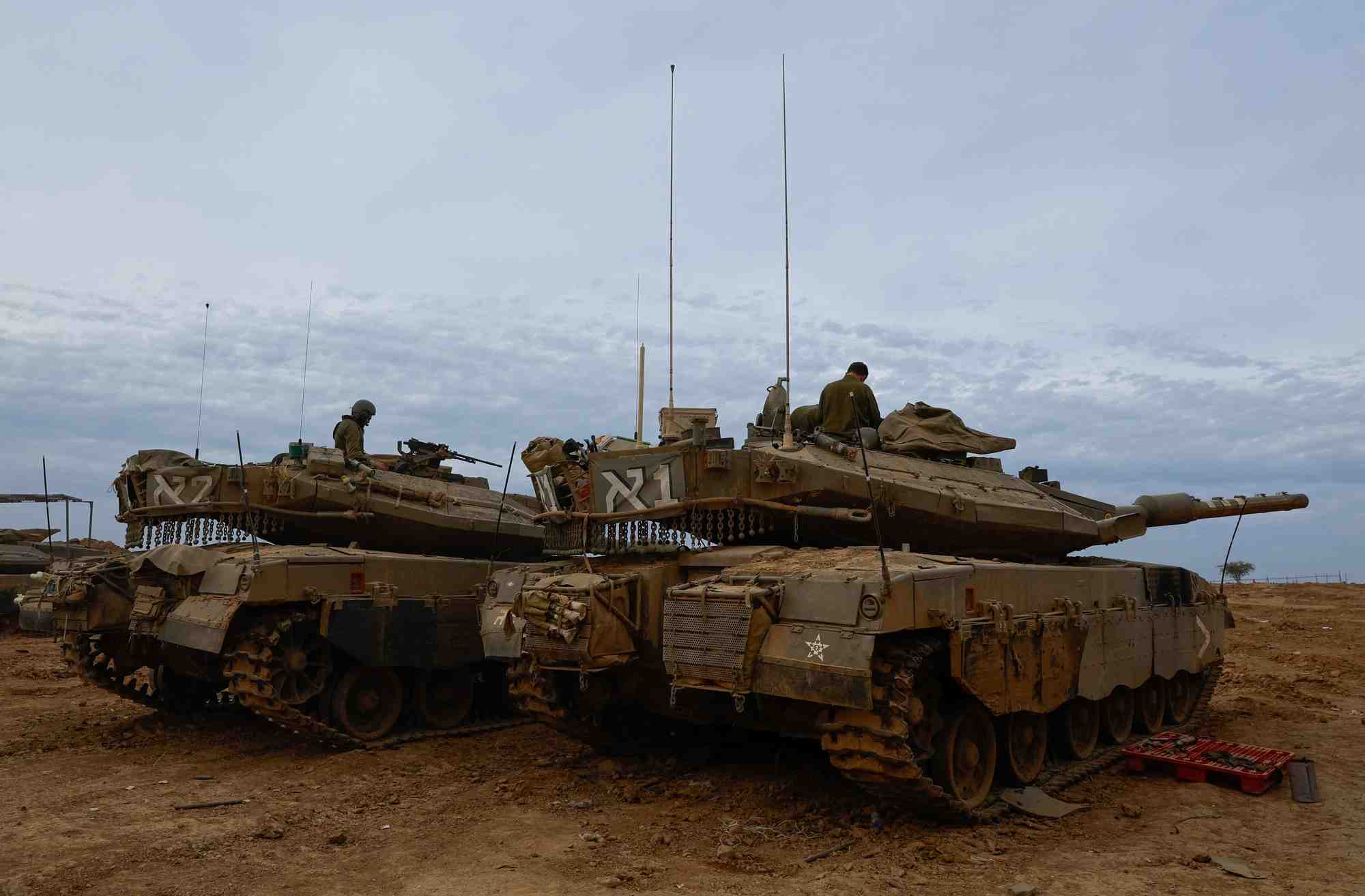 Des soldats israeliens sont assis dans des chars merkava pres de la frontiere entre israel et gaza, lors d'une treve temporaire entre le hamas et israel