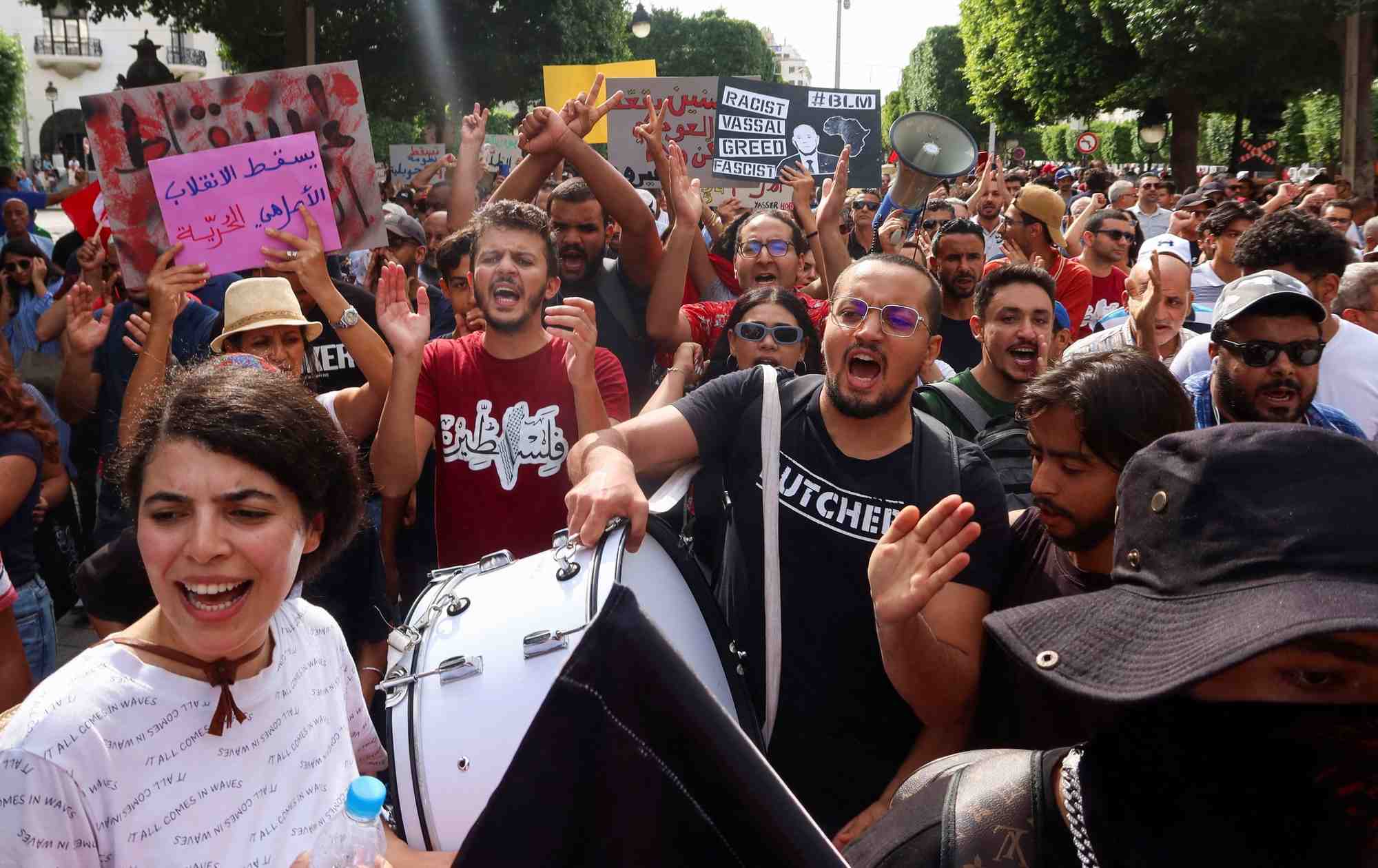 Les manifestants protestent contre le president kais saied