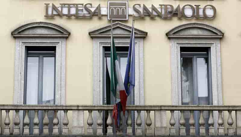 Bénéfice réduit de moitié au 3e trimestre pour Intesa