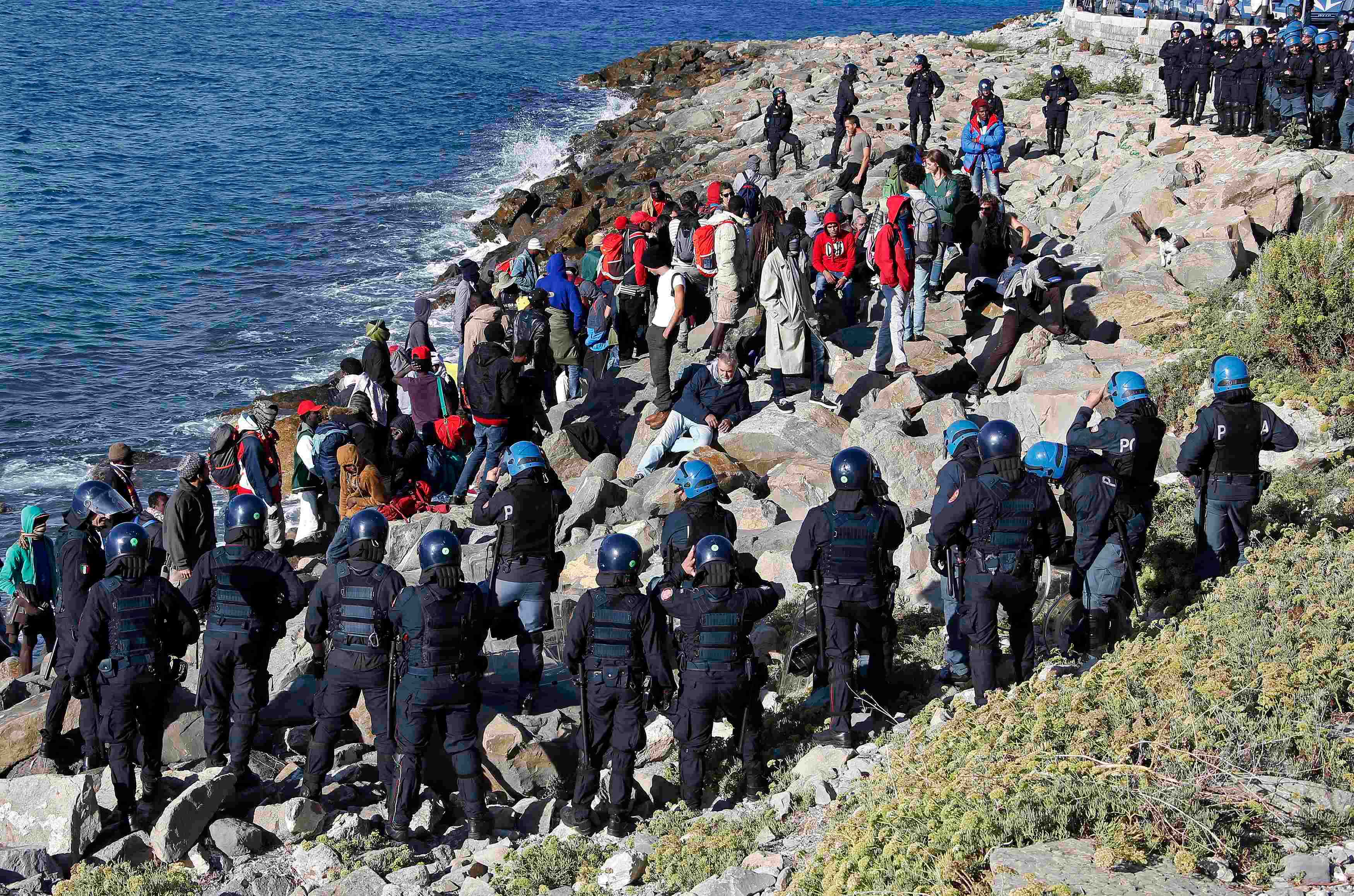 La police italienne demantele un campement de migrants a vintimille