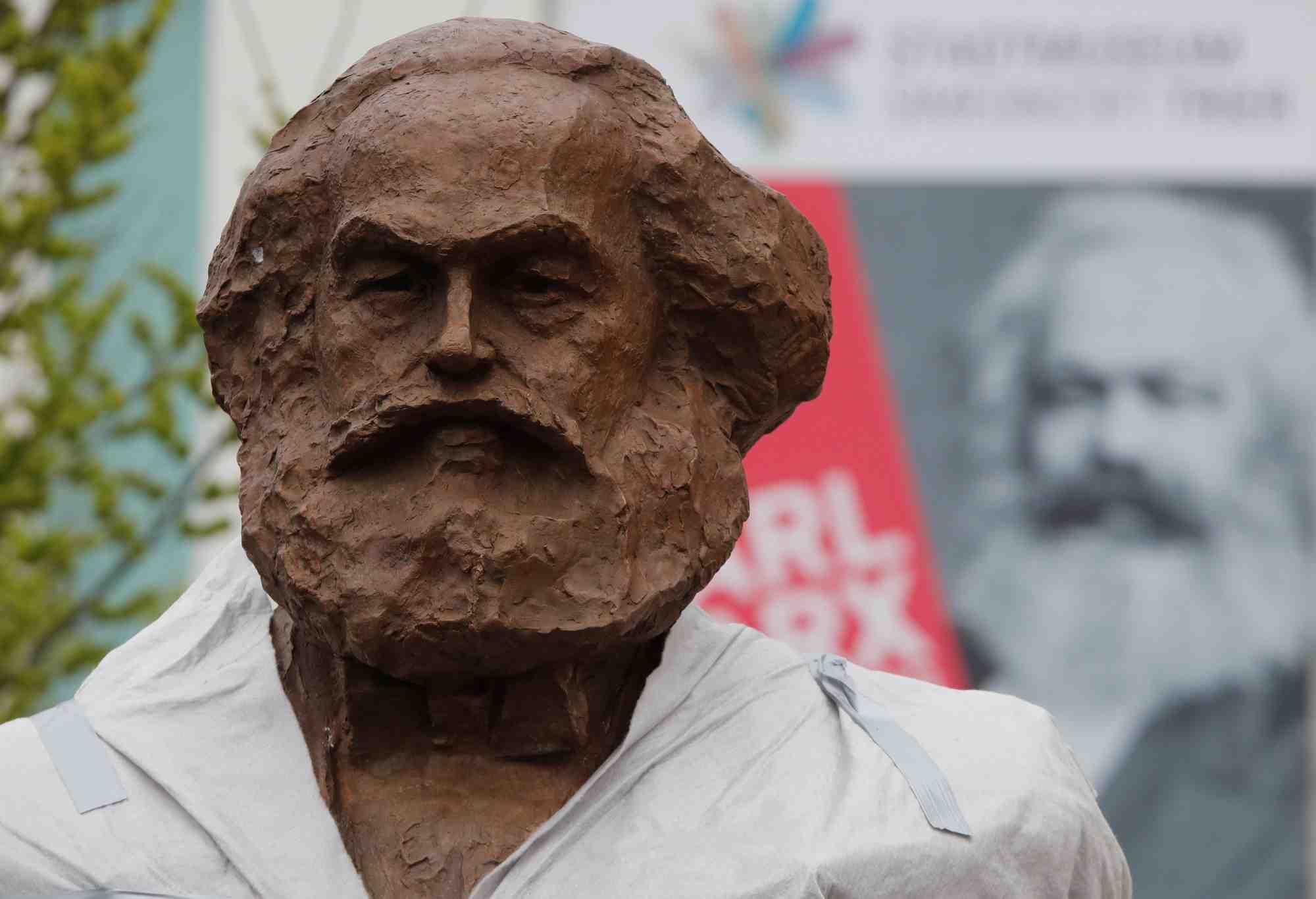 Statue de marx inauguree a treves