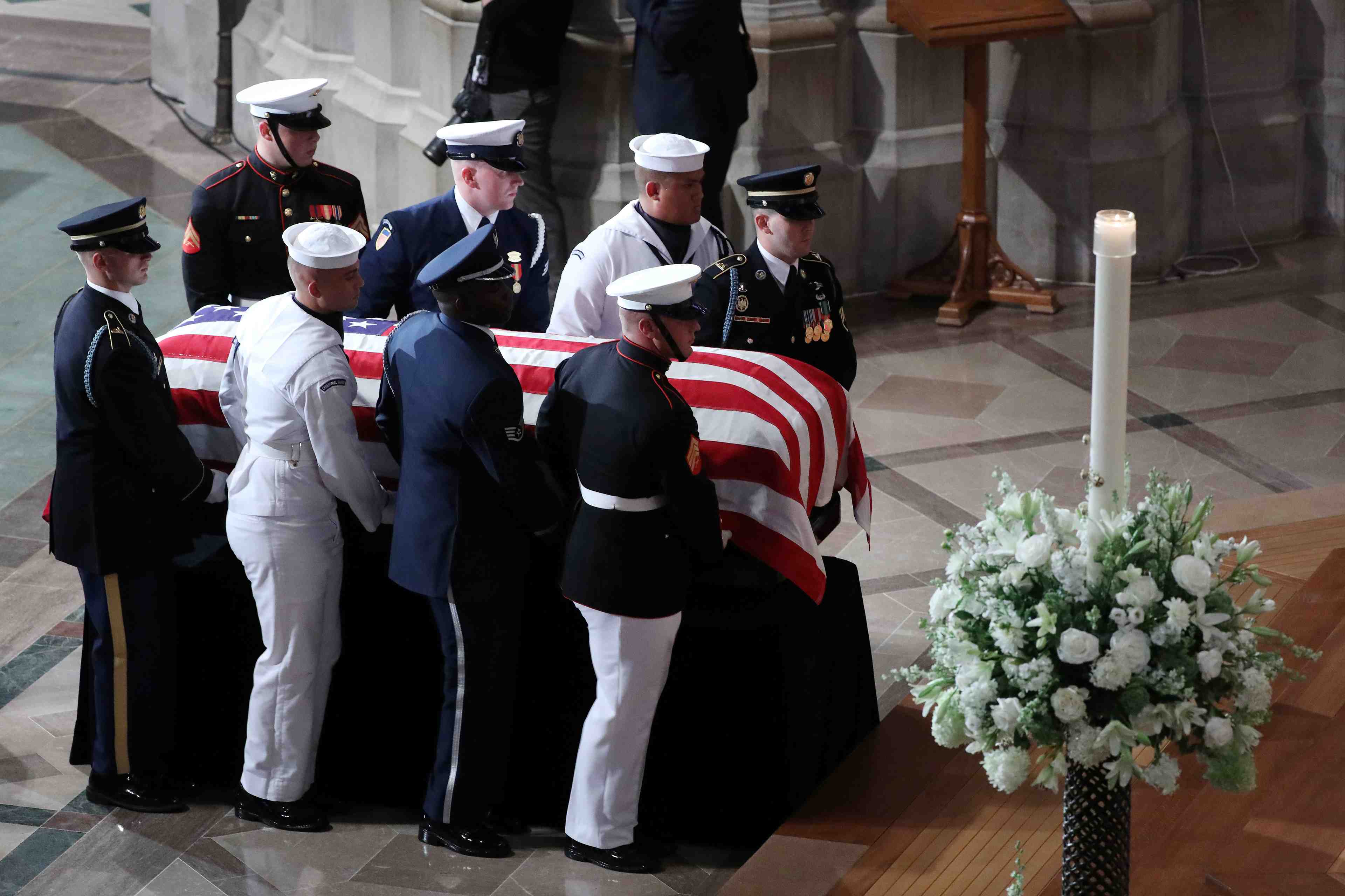 Service a la memoire de john mccain a la cathedrale de washington