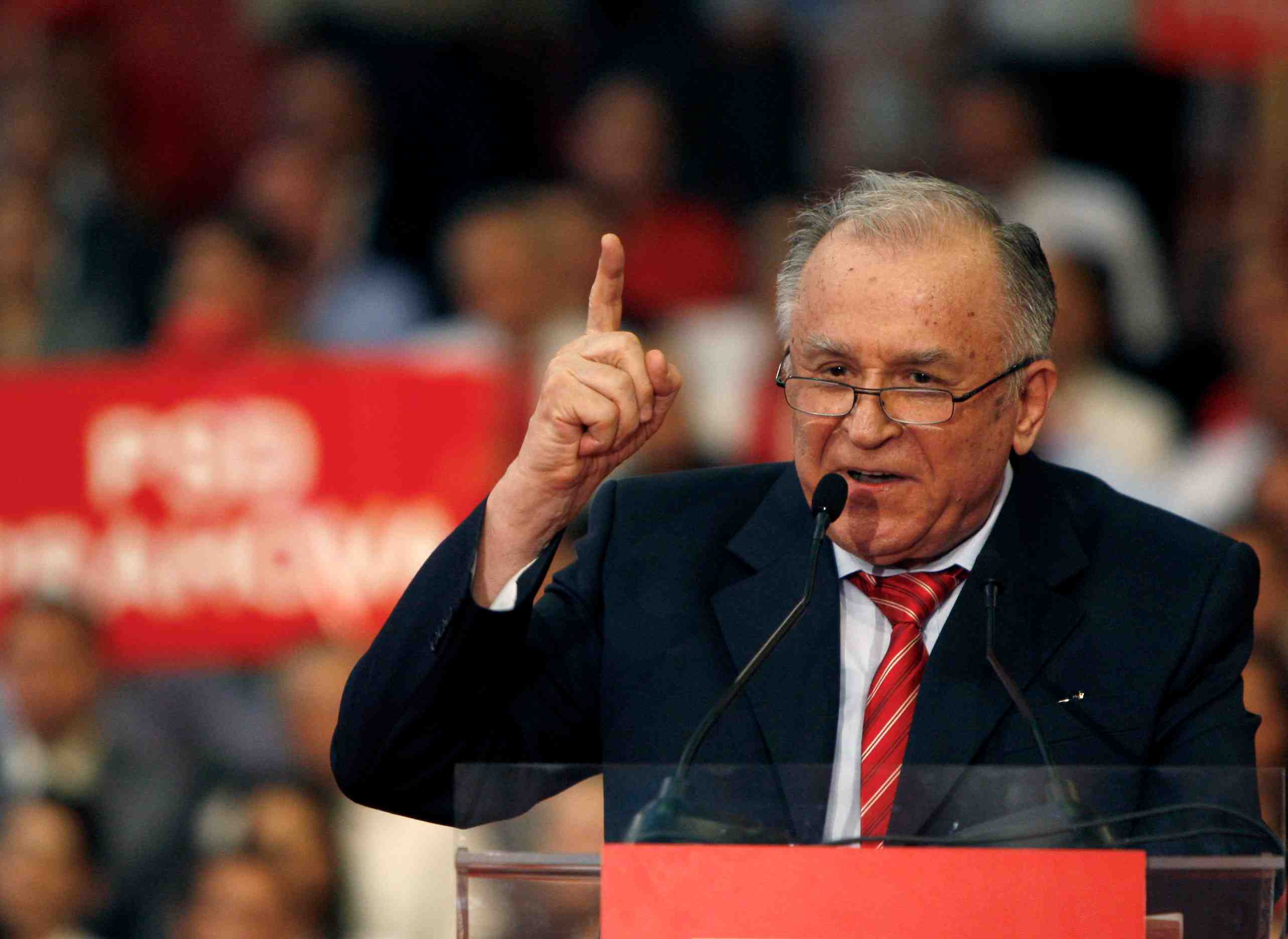 Roumanie: ion iliescu sera juge pour "crimes contre l'humanite"