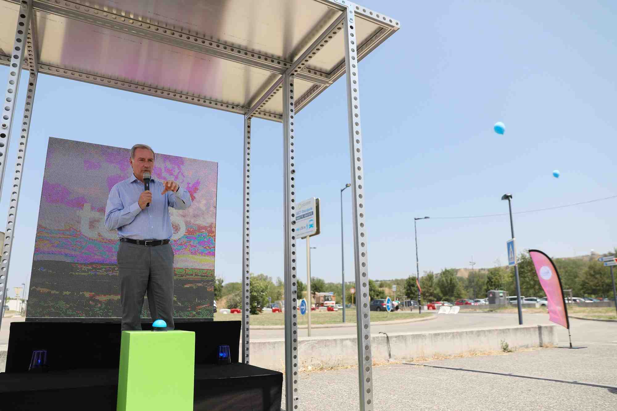 En fond, les ballons bleus matérialisent le futur tracé du téléphérique de Toulouse, Téléo.
