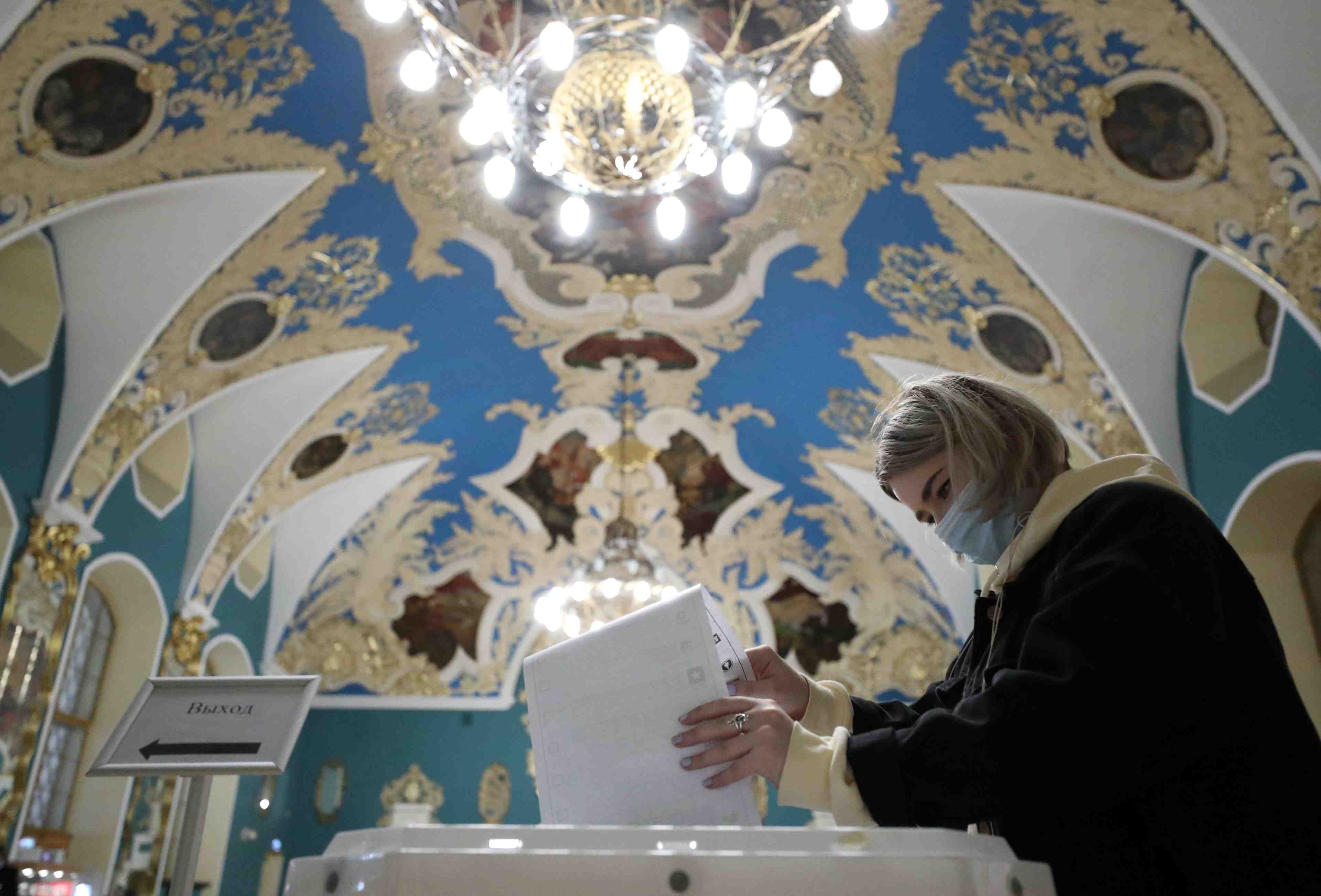 Russie: le parti au pouvoir recule mais conserve la majorite