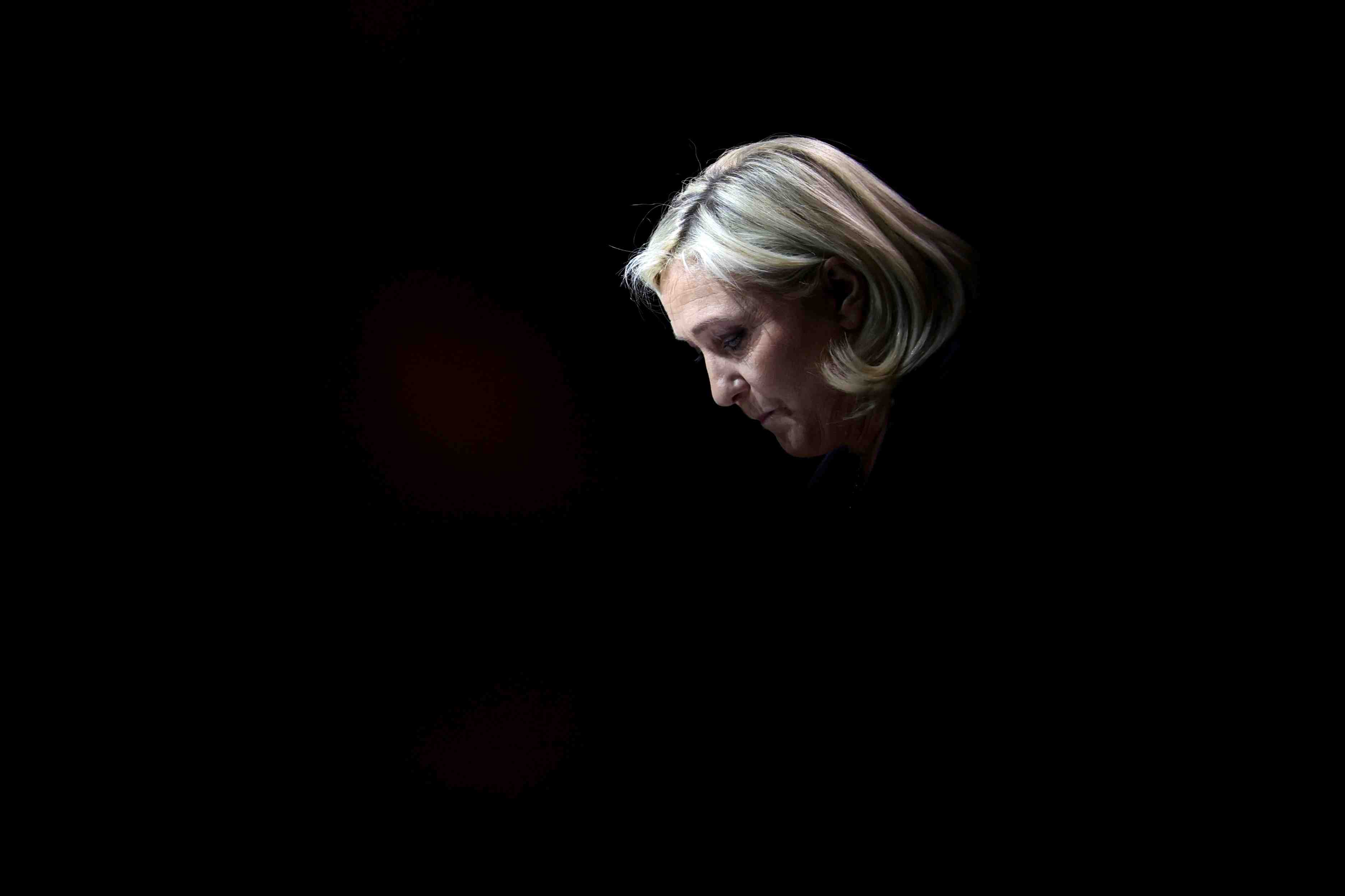 Bay suspendu du rn, retrait de son titre de porte-parole de la campagne de le pen