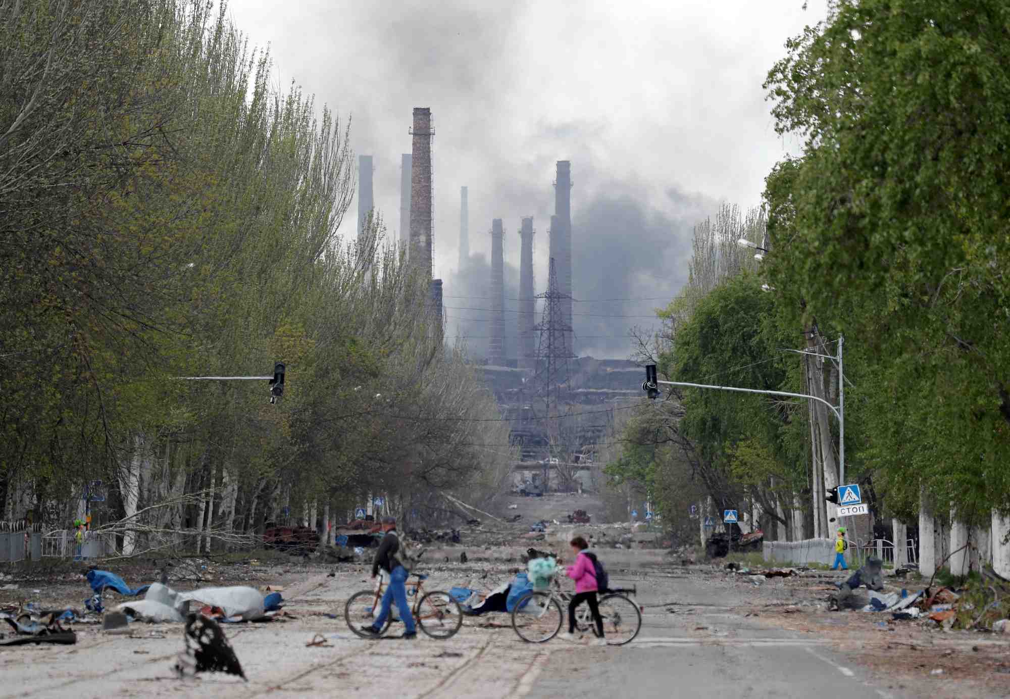 Ukraine: plus de 200 civils encore refugies dans l'usine azovstal de marioupol, dit son maire