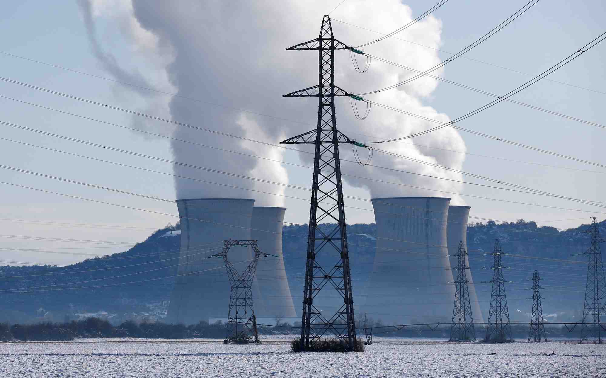 Lignes electriques a haute tension pres de la centrale nucleaire du bugey