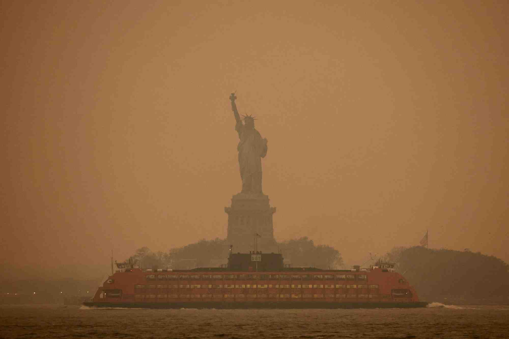 La statue de la liberte est recouverte de brume et de fumee causees par des incendies de foret au canada, a new york