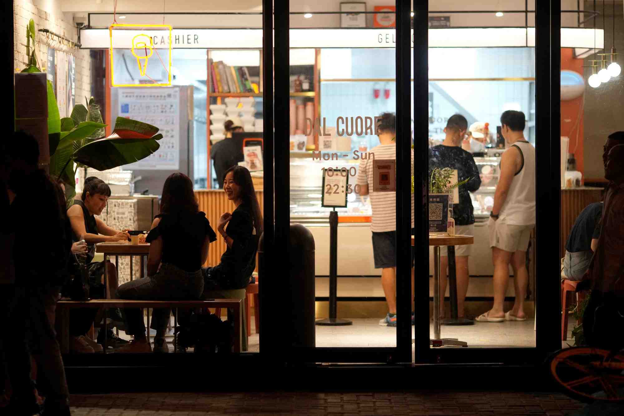 Des clients mangent des glaces a shanghai