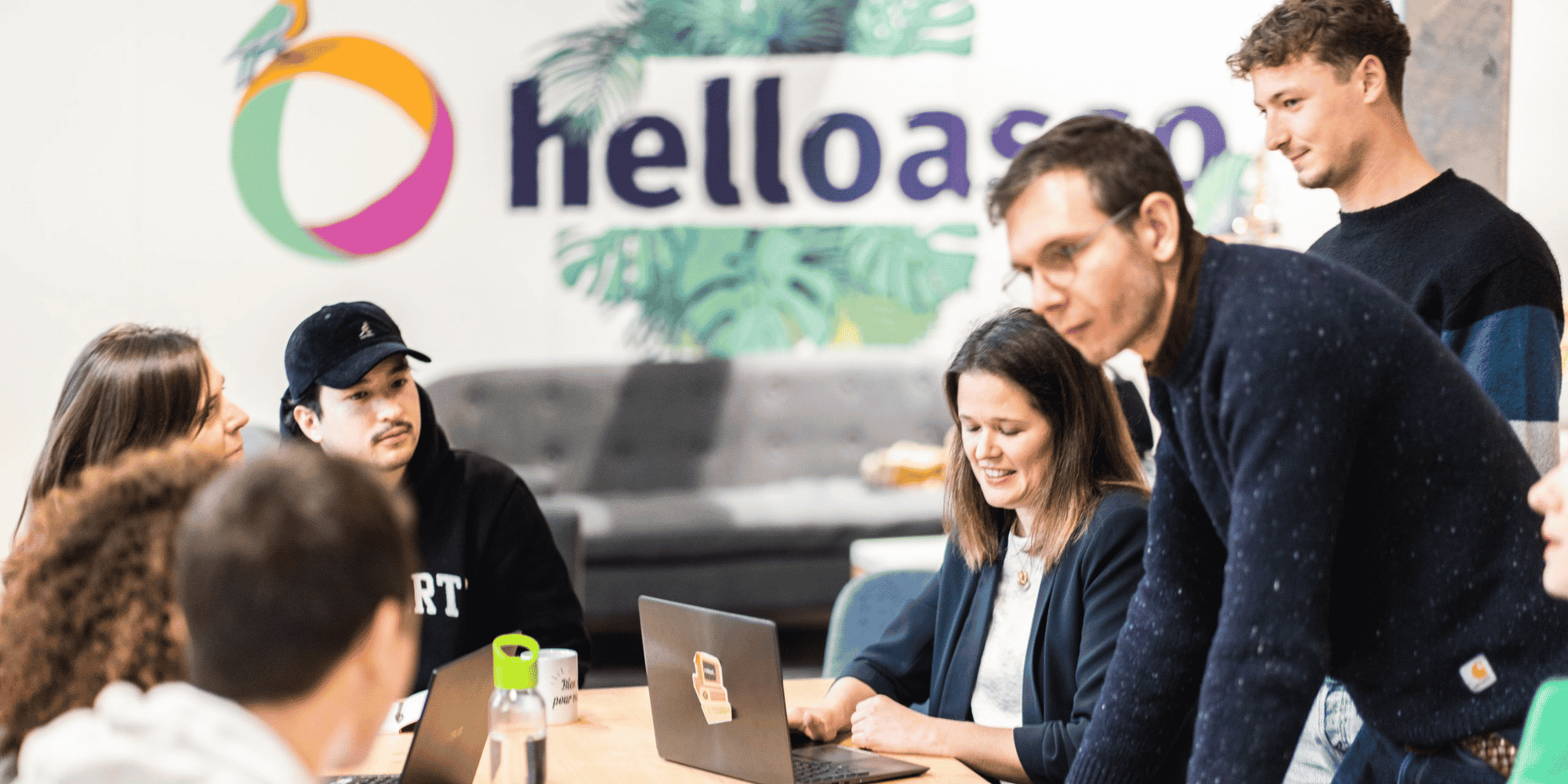 Léa Thomassin et une partie de l'équipe d'HelloAsso.