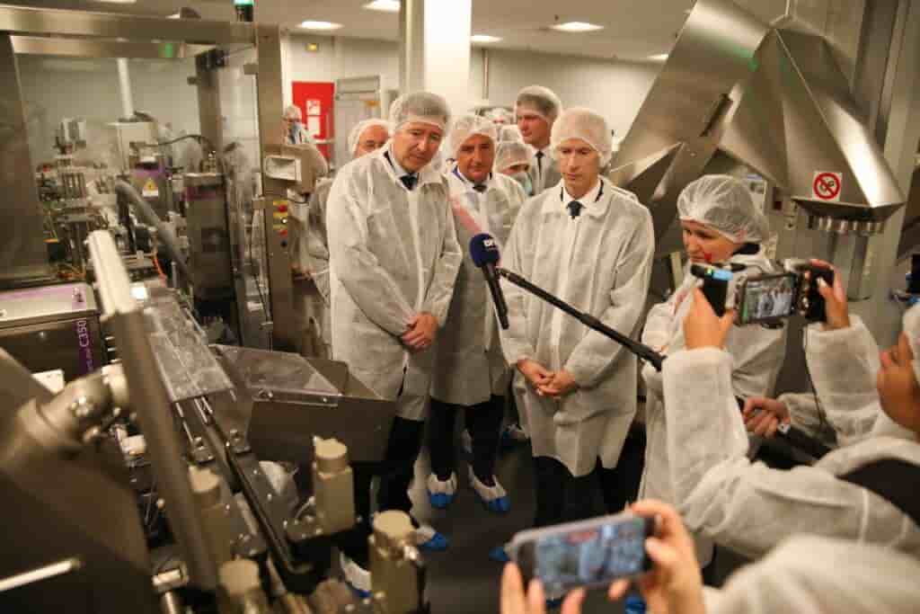 Au lendemain du sommet Choose France, Franck Riester, ministre délégué au commerce extérieur, en blouse et charlotte, a visité le site de Kenvue dans l’Eure, l'une des deux usines françaises du leader mondial de la santé grand public (15 milliards de dollars de chiffres d'affaires).