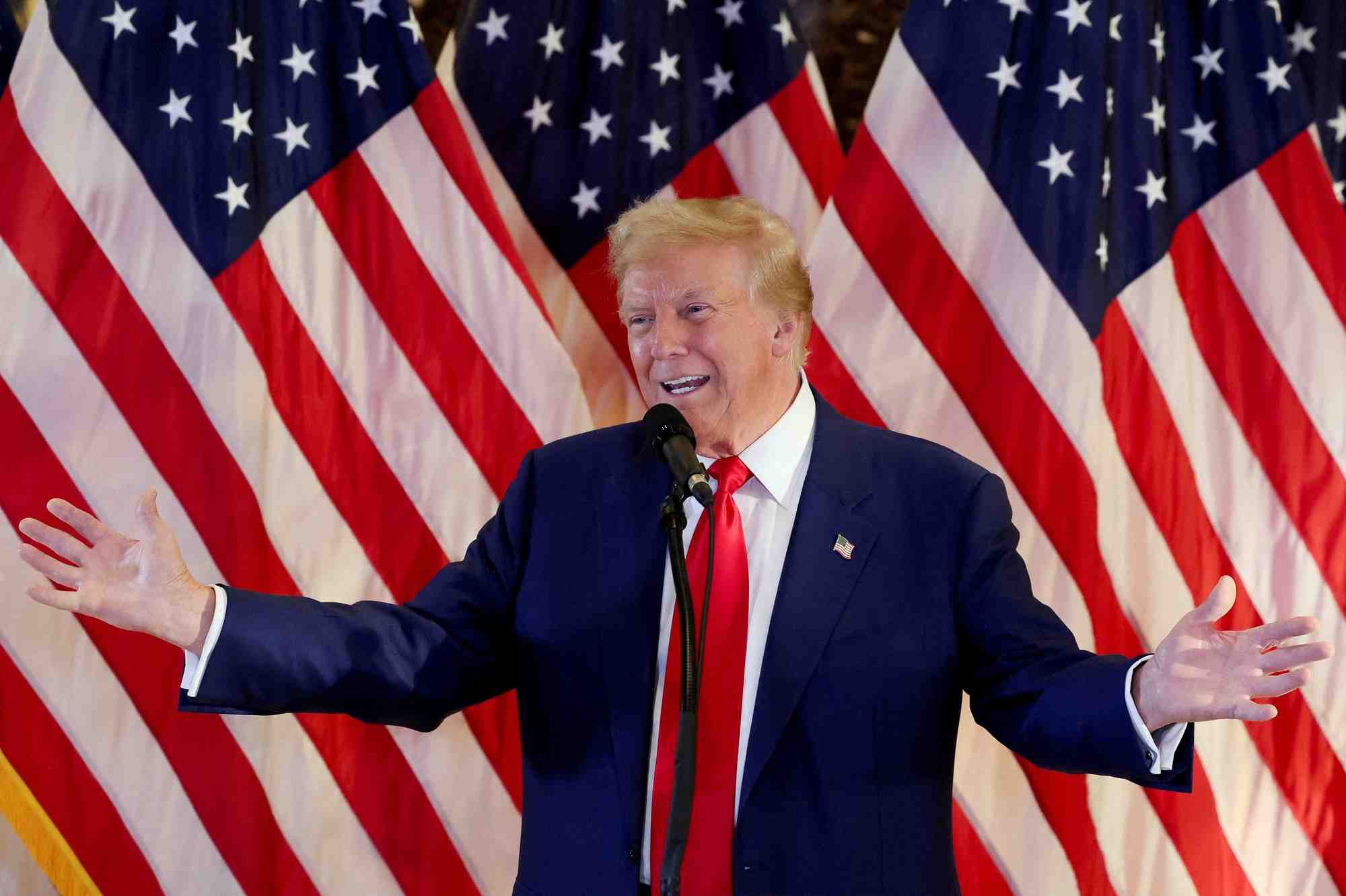 Donald trump fait des gestes alors qu'il s'exprime lors d'une conference de presse a la trump tower a new york