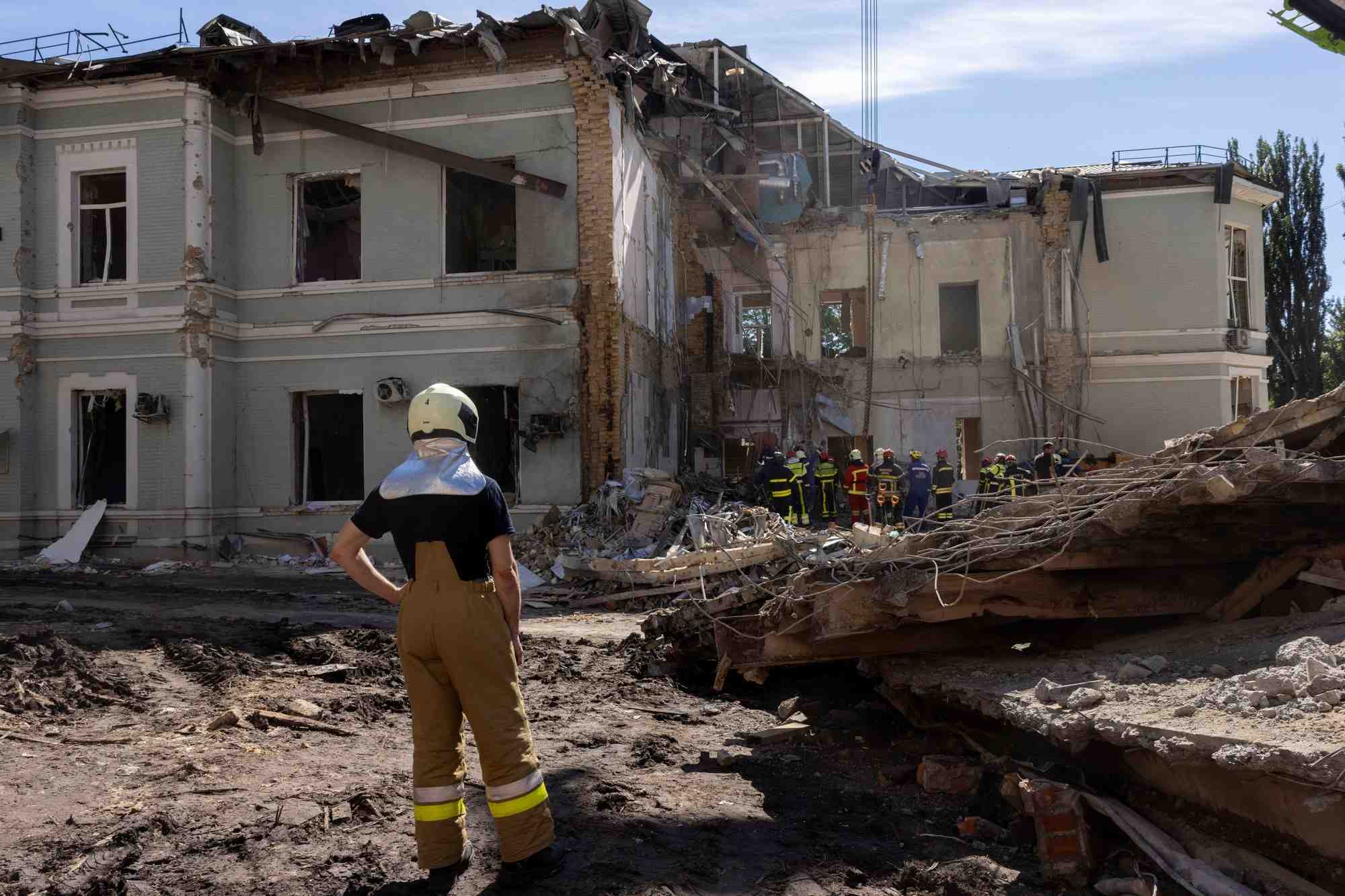 Consequences de la frappe de missiles russes sur l'hopital pour enfants okhmatdyt a kyiv