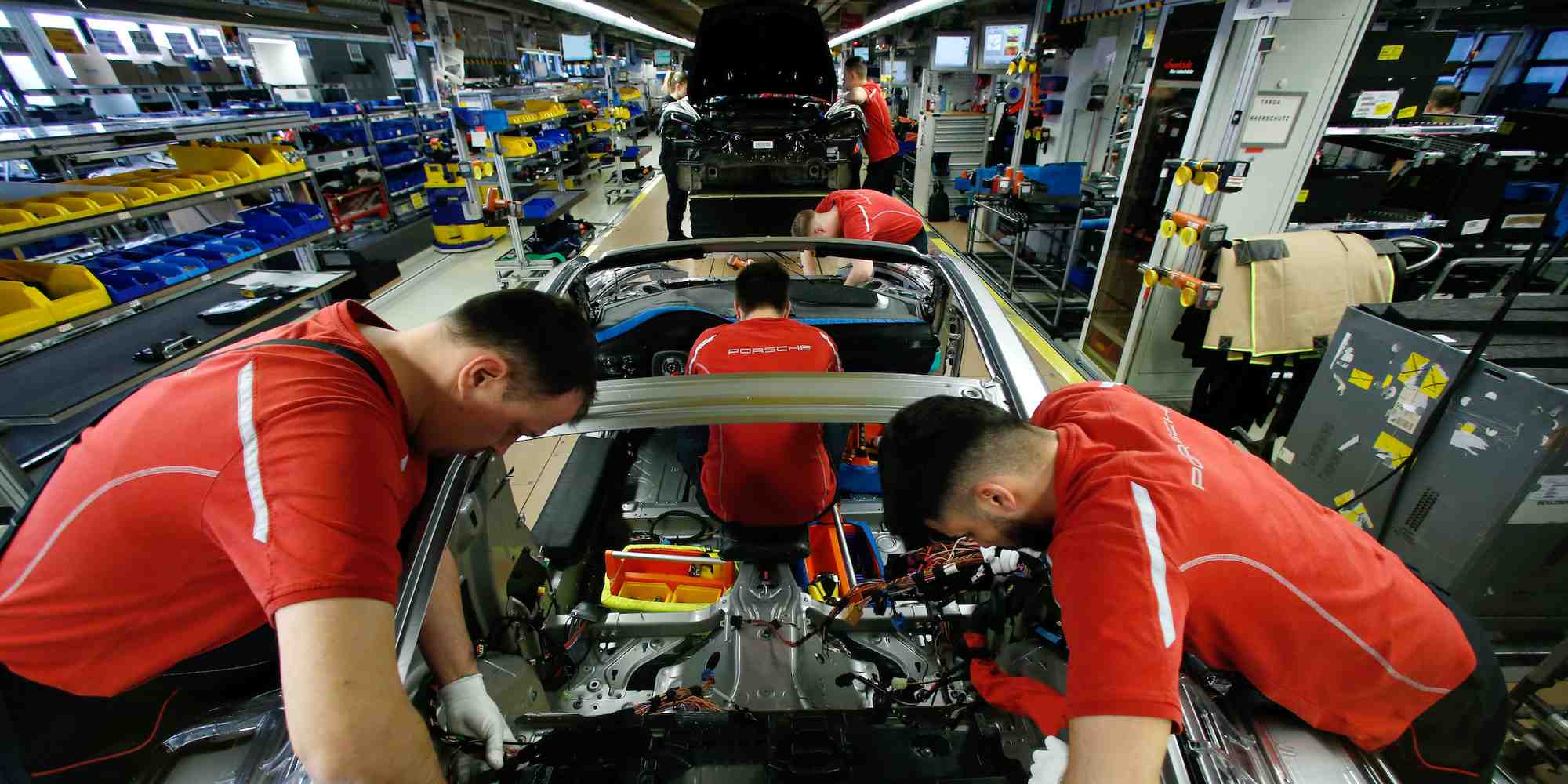 Des employés à l'usine Porsche de Stuttgart assemblent des 911, un modèle particulièrement prisé aux Etats-Unis.