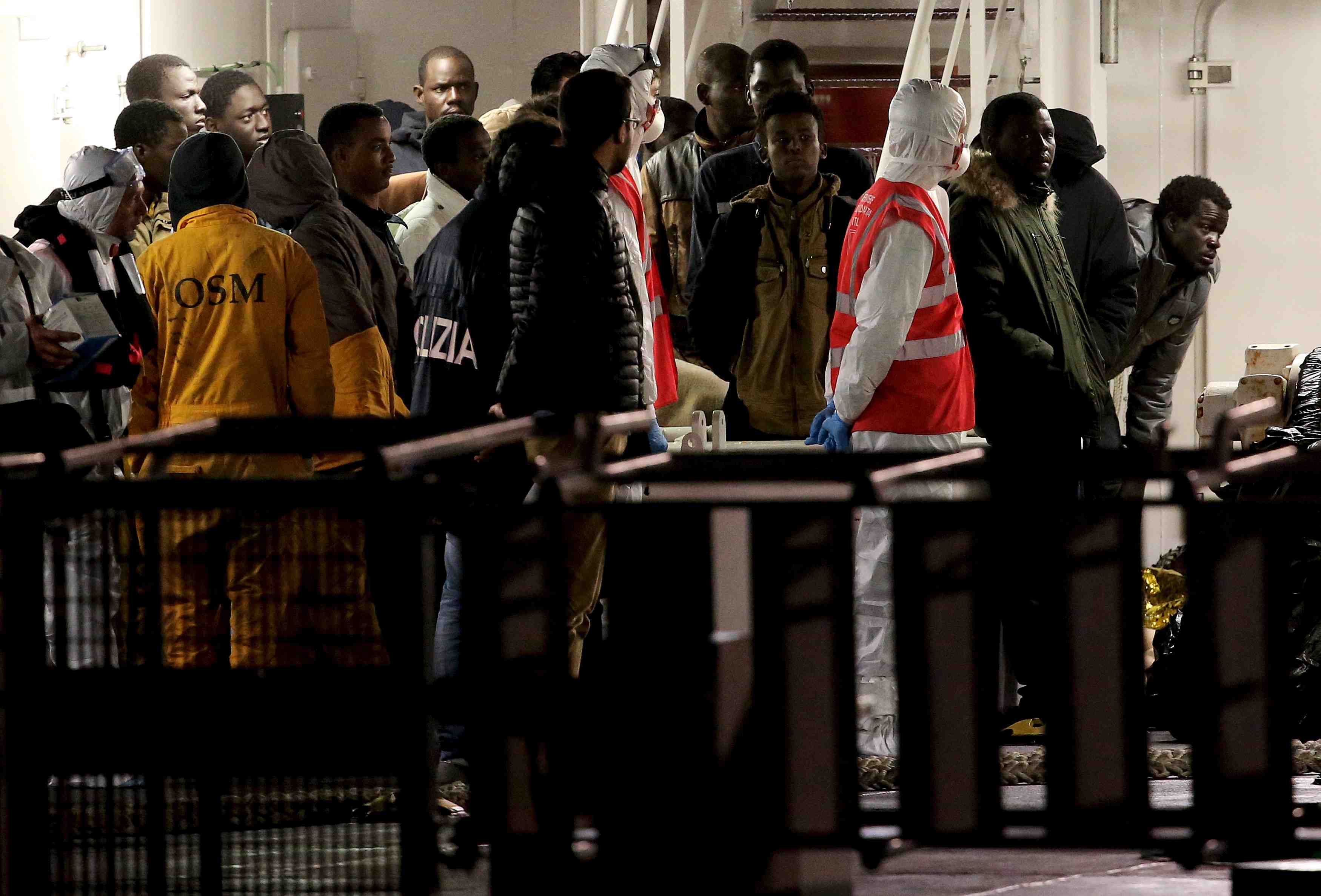 Deux survivants du naufrage de dimanche places en detention en sicile