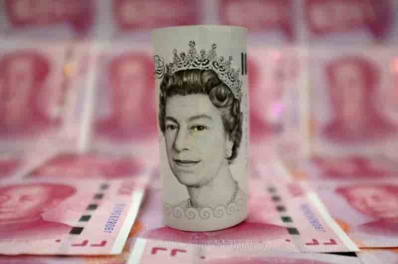 Le sterling grimpe sur la perspective d'elections anticipees