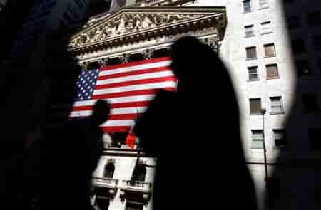 WALL STREET HÉSITANTE ENTRE ESPOIRS POUR LA FINANCE ET DOUTES SUR L'ÉCONOMIE