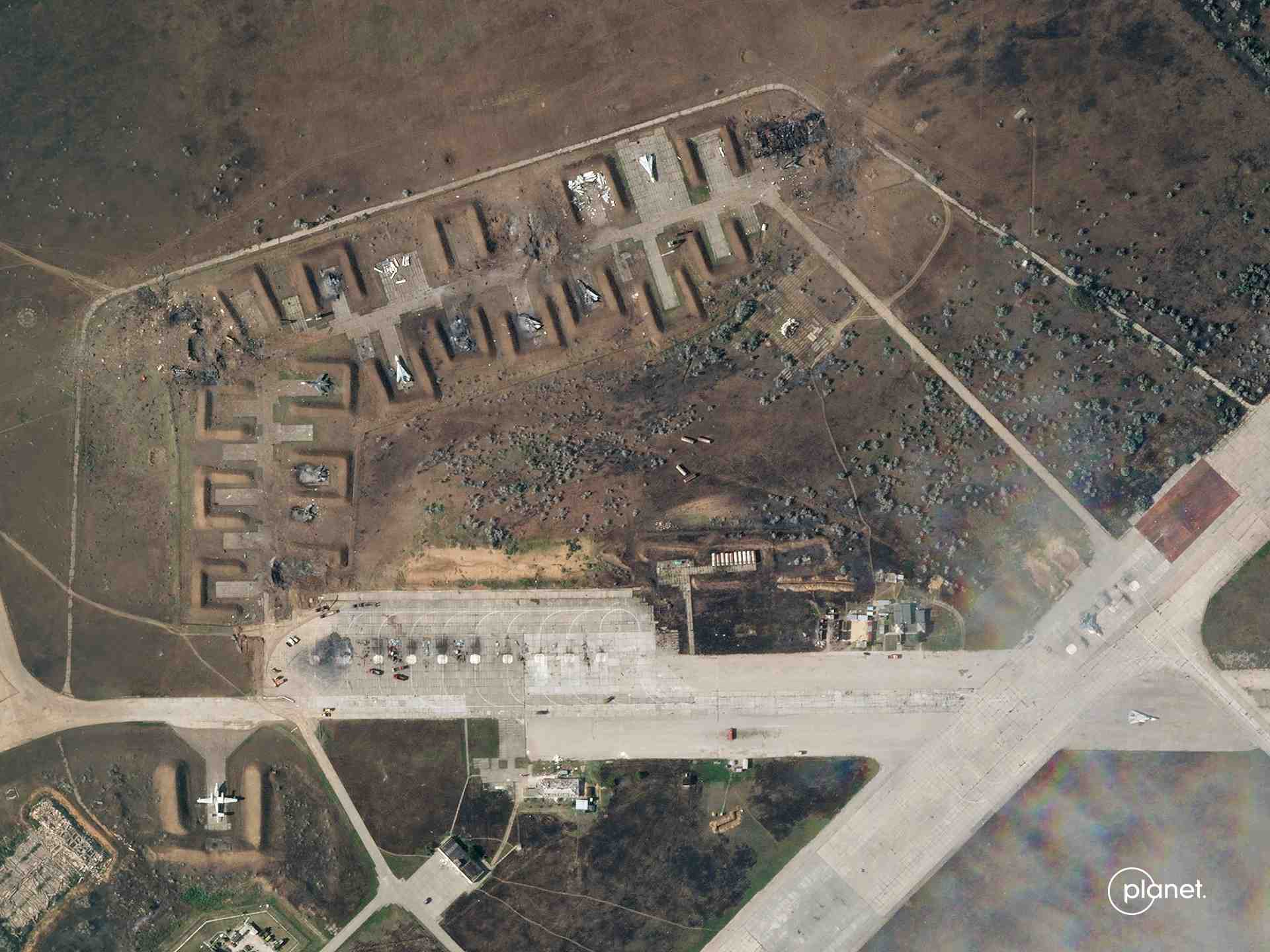 Ukraine: des images satellites montrent les degats causes sur la base aerienne en crimee